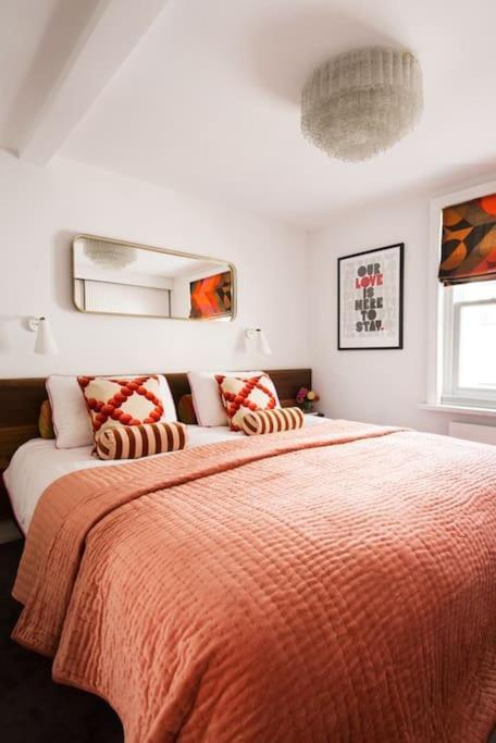 Large Townhouse Just 2 Minutes From The Sea/i360! Holiday home *