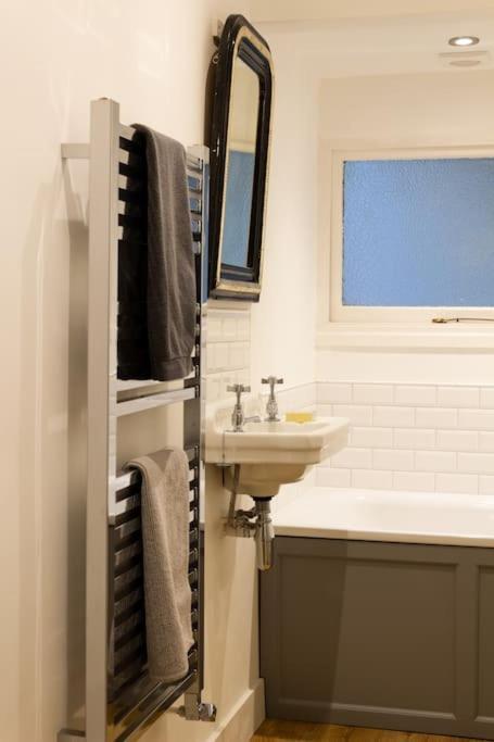 Apartment Perfect Getaway Near Beach, Town, Station Brighton