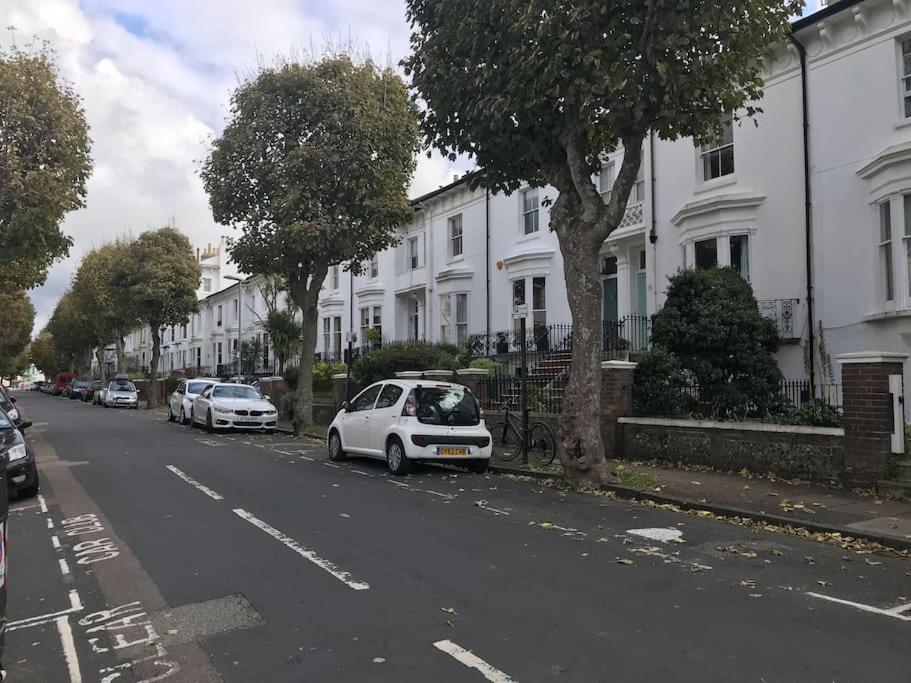 Perfect Getaway Near Beach, Town, Station Apartment Brighton