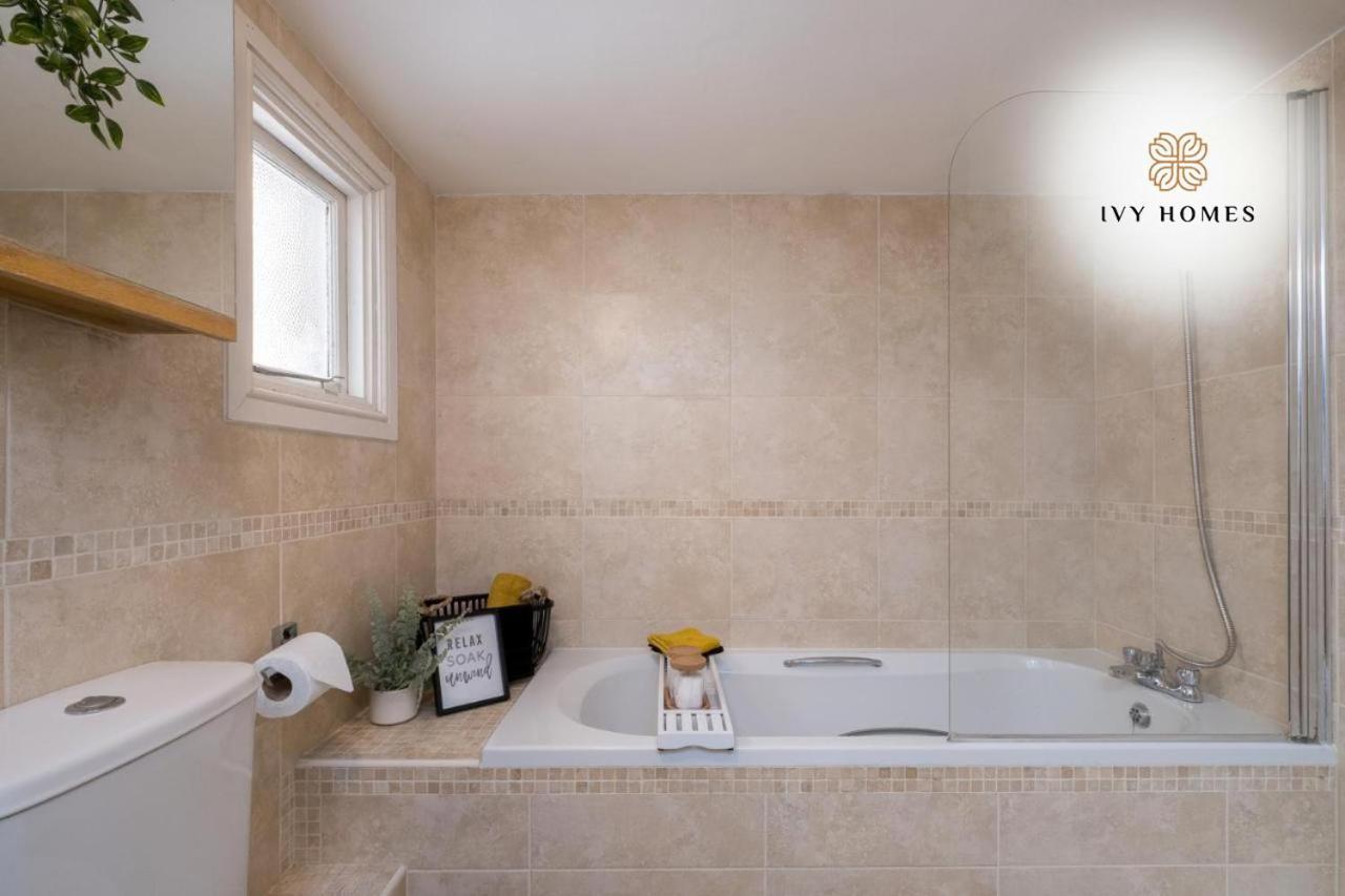 Super 3br Close To North Lanes And Shopping Centre *