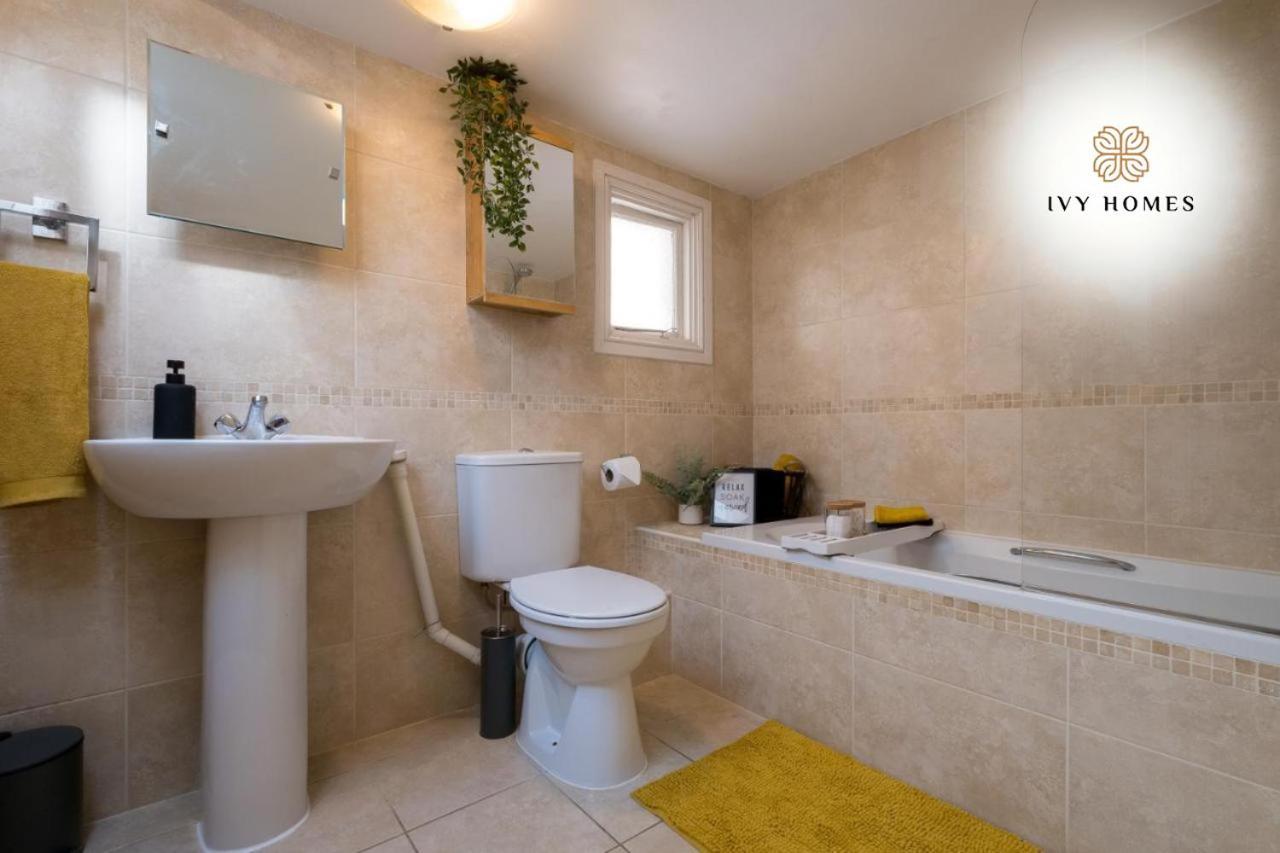 Apartment Super 3br Close To North Lanes And Shopping Centre *