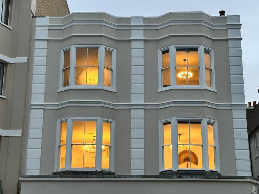 Luxury In The Lanes- Nearby Beach, Theatre, Pavilion Apartment