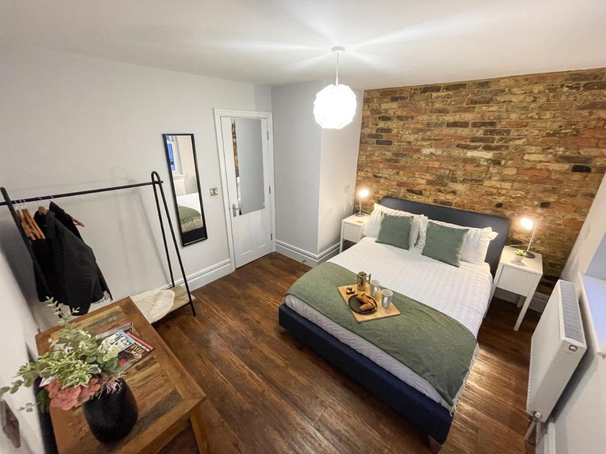 Stunning Seaside 2-bedroom Townhouse With Patio, Sleeps 6 * Brighton