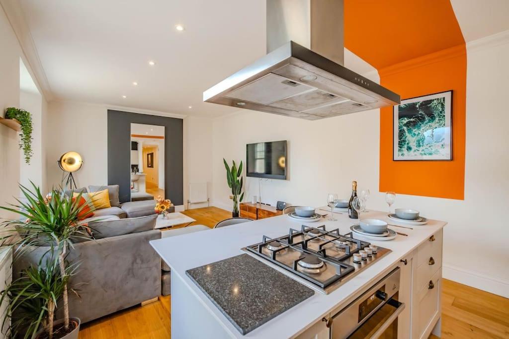 Apartment Free Parking Space 1 Car I I Two Bedroom I Sleep 6 Guests I Super Location *