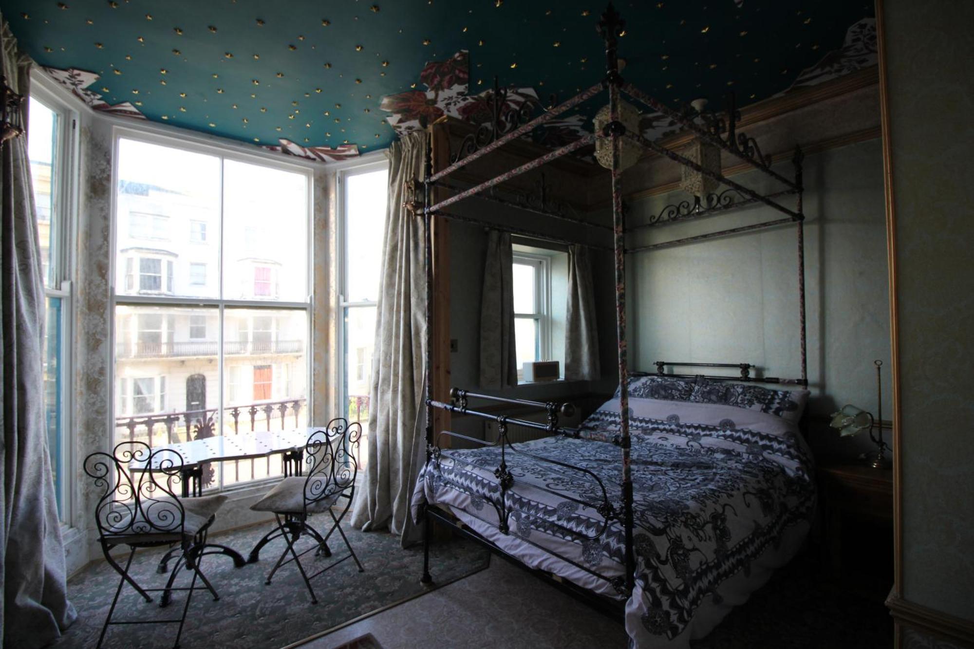 Chimera House Guest house *