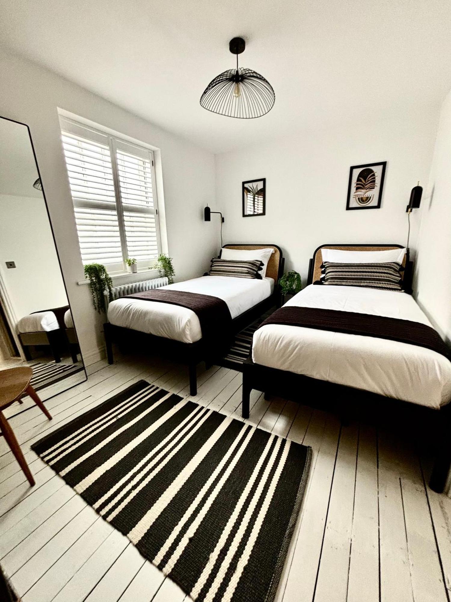 Holiday home Stunning 3 Bedroom & 2 Bathroom With Patio *