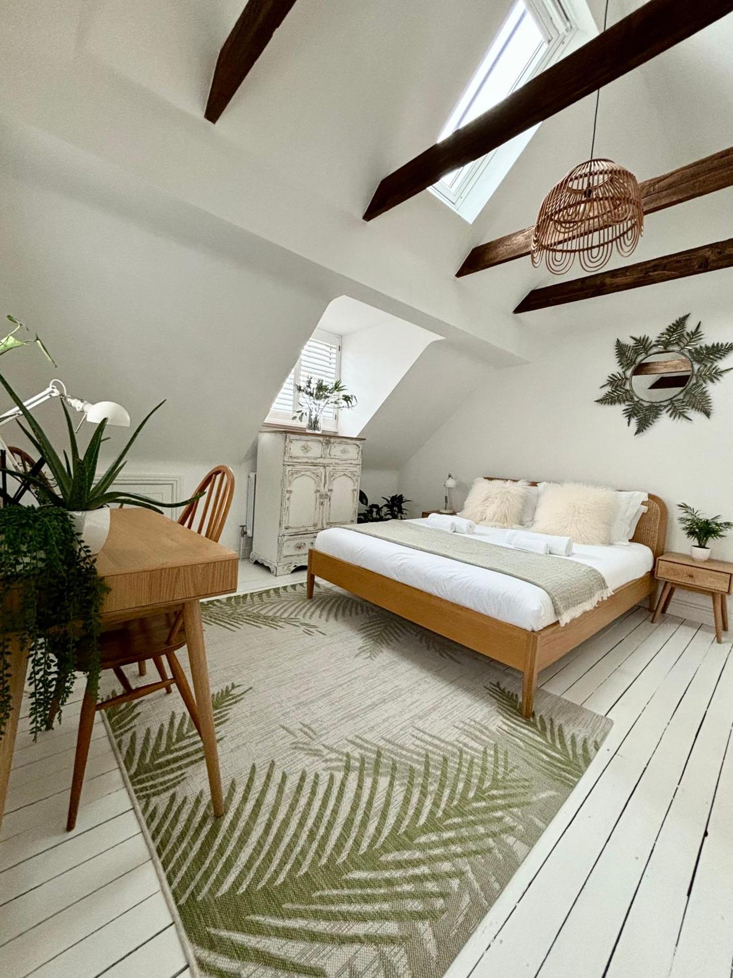 Stunning 3 Bedroom & 2 Bathroom With Patio *