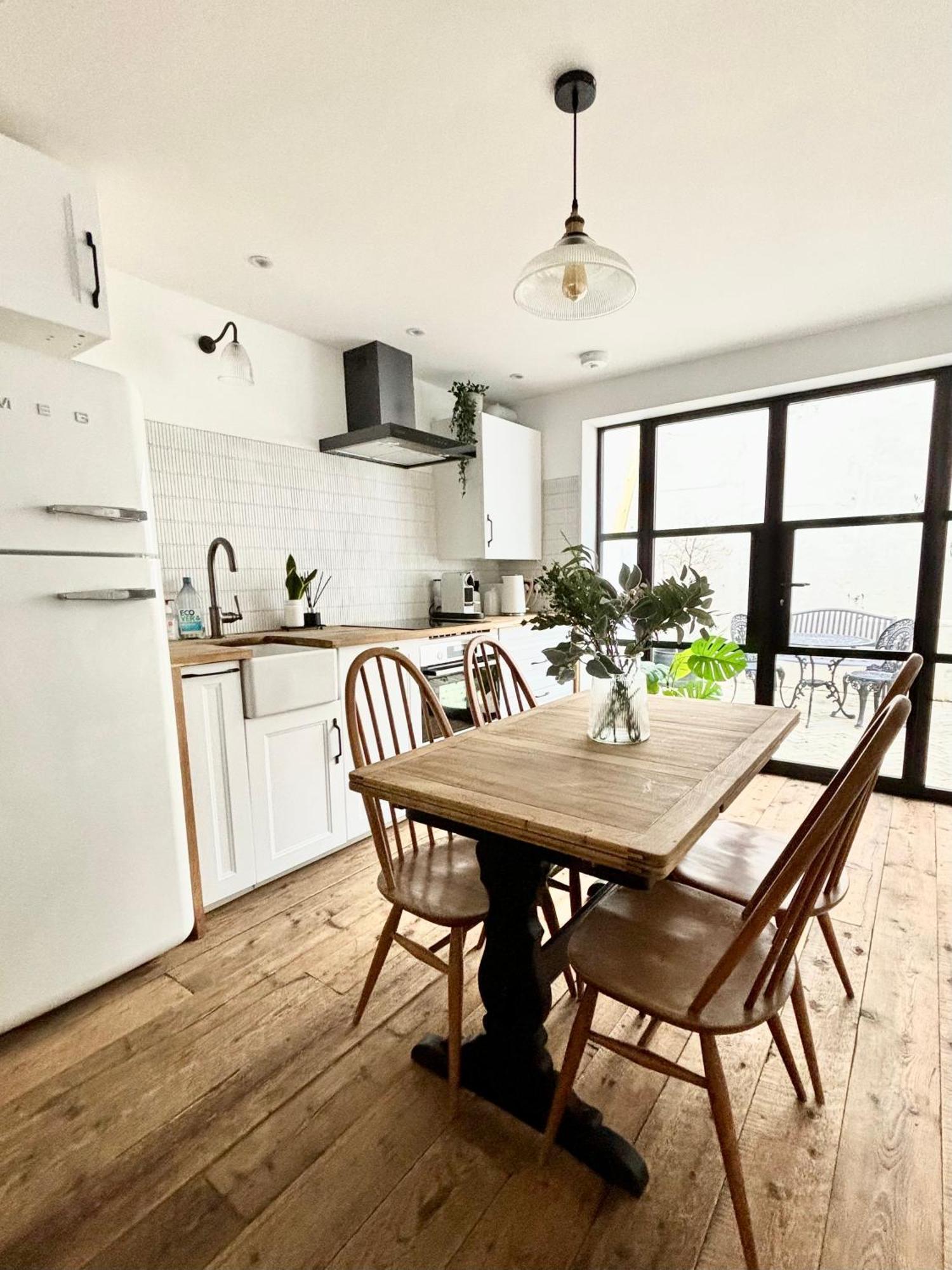 Stunning 3 Bedroom & 2 Bathroom With Patio * Brighton