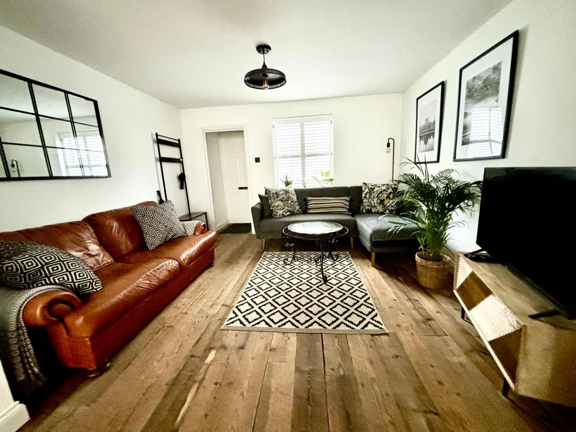 Stunning 3 Bedroom & 2 Bathroom With Patio Holiday home Brighton