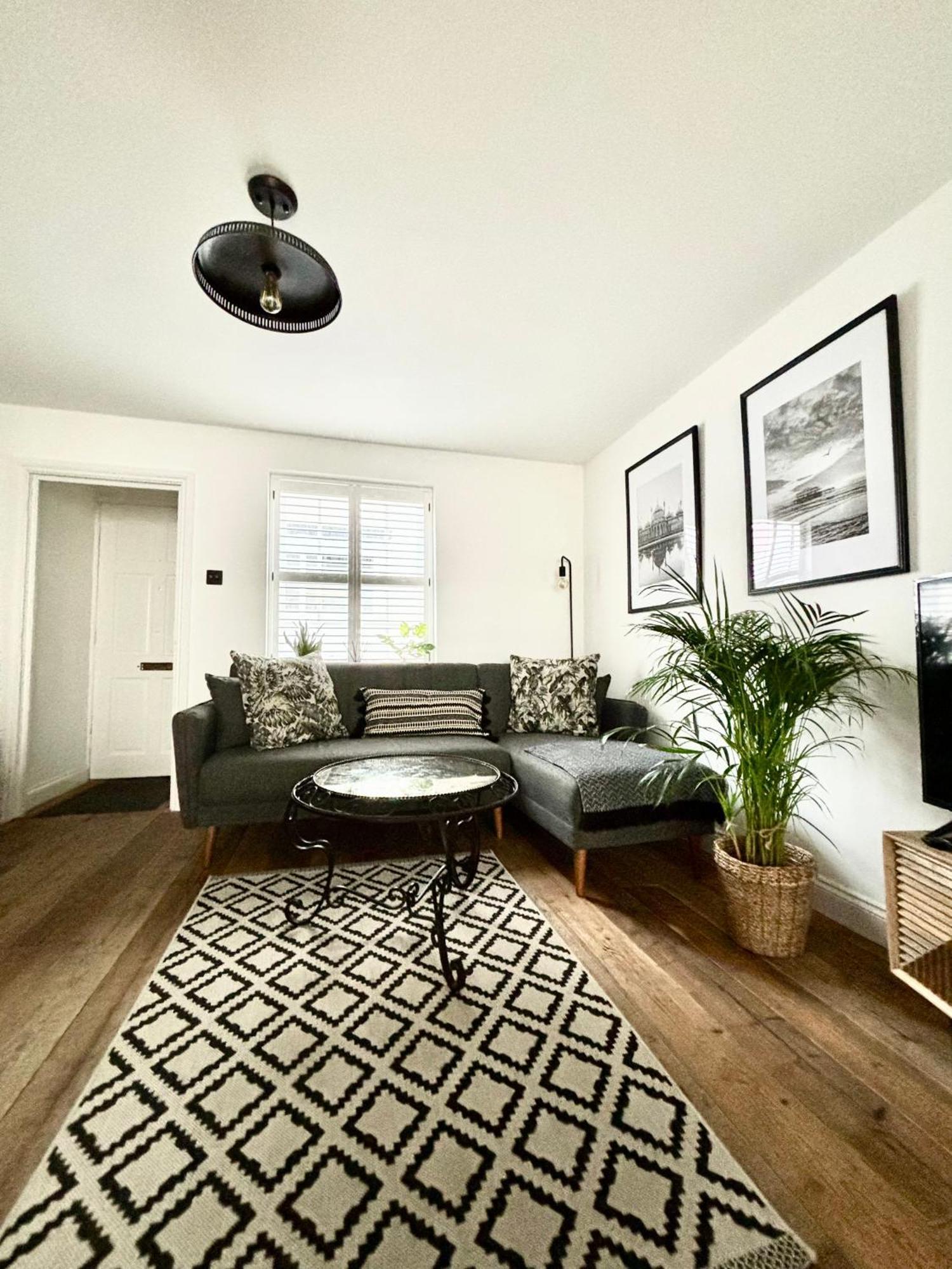Stunning 3 Bedroom & 2 Bathroom With Patio Brighton