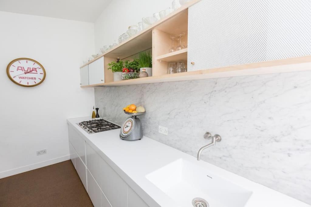 Large Townhouse Just 2 Minutes From The Sea/i360! Holiday home *