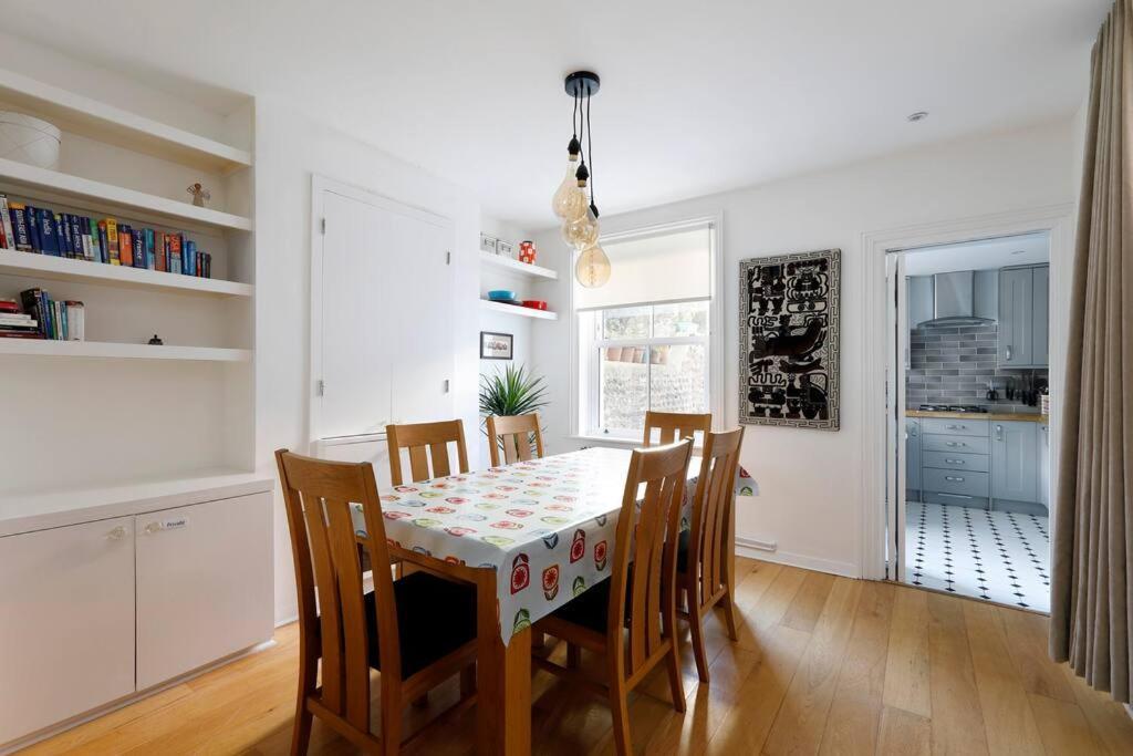 Superb 2 Bed Townhouse Next To The Level Park