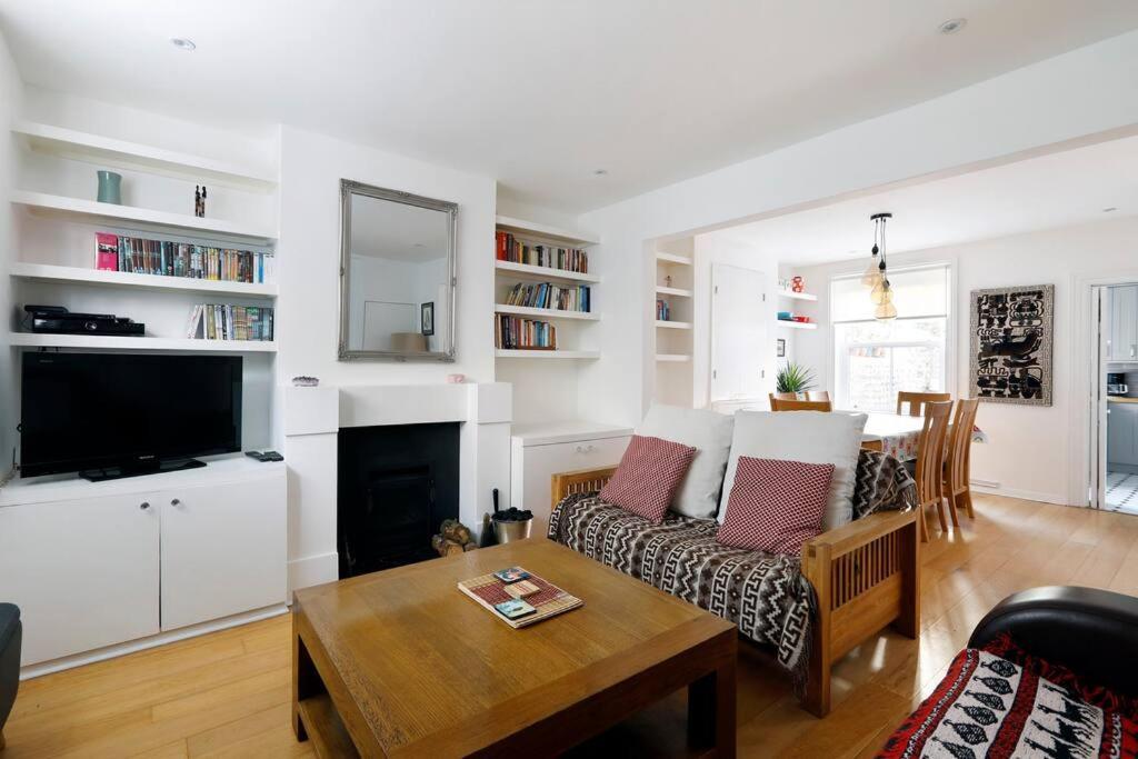 Superb 2 Bed Townhouse Next To The Level Park Apartment *