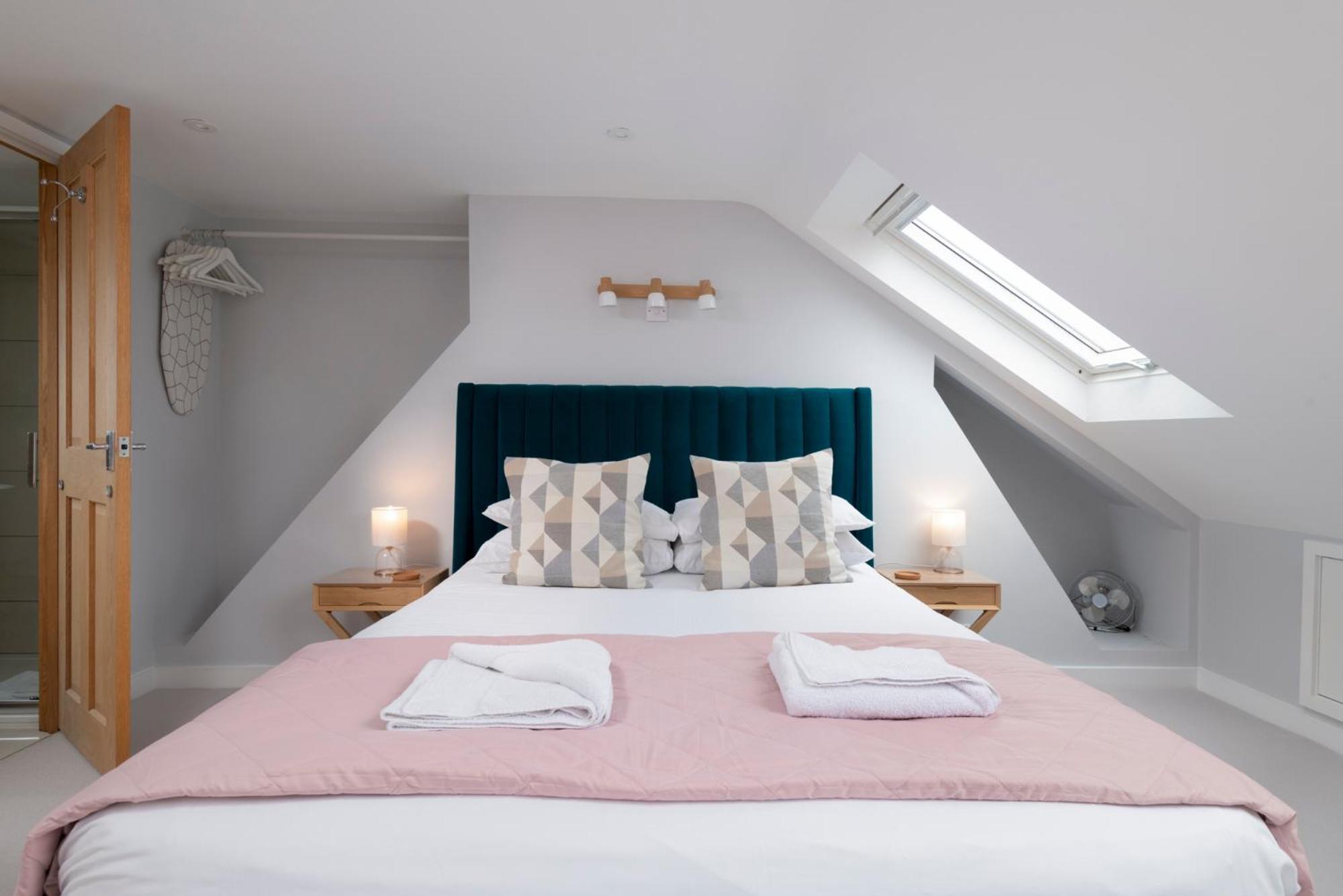 Cosy Loft Retreat, King Bed, En-suite, Kitchenette, Homestay *