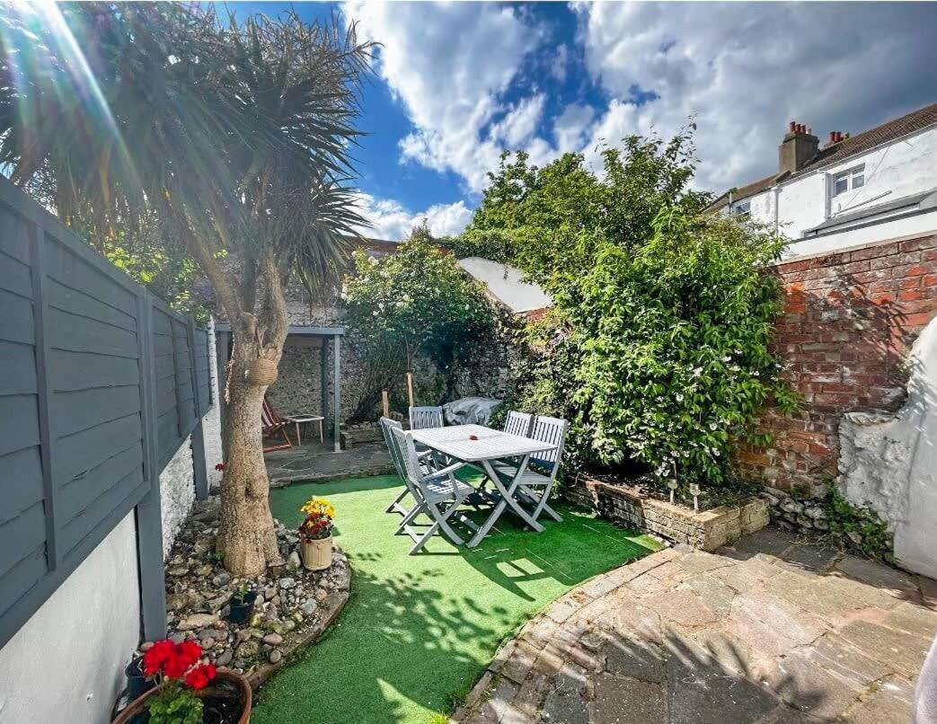 Regent House - By Lets Holiday home