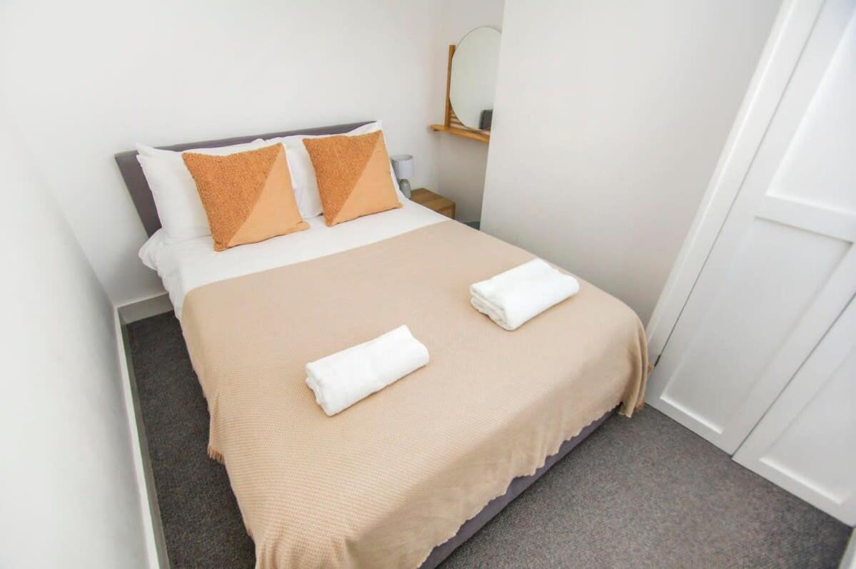 Regent House - By Lets Holiday home *
