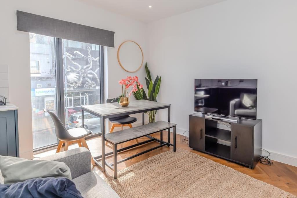 Super 2 Bedroom Flat I Next To Station Brighton