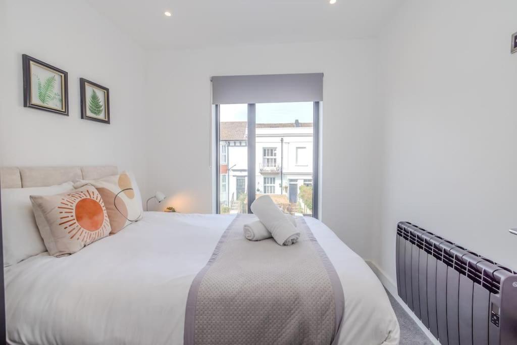 Super 2 Bedroom Flat I Next To Station