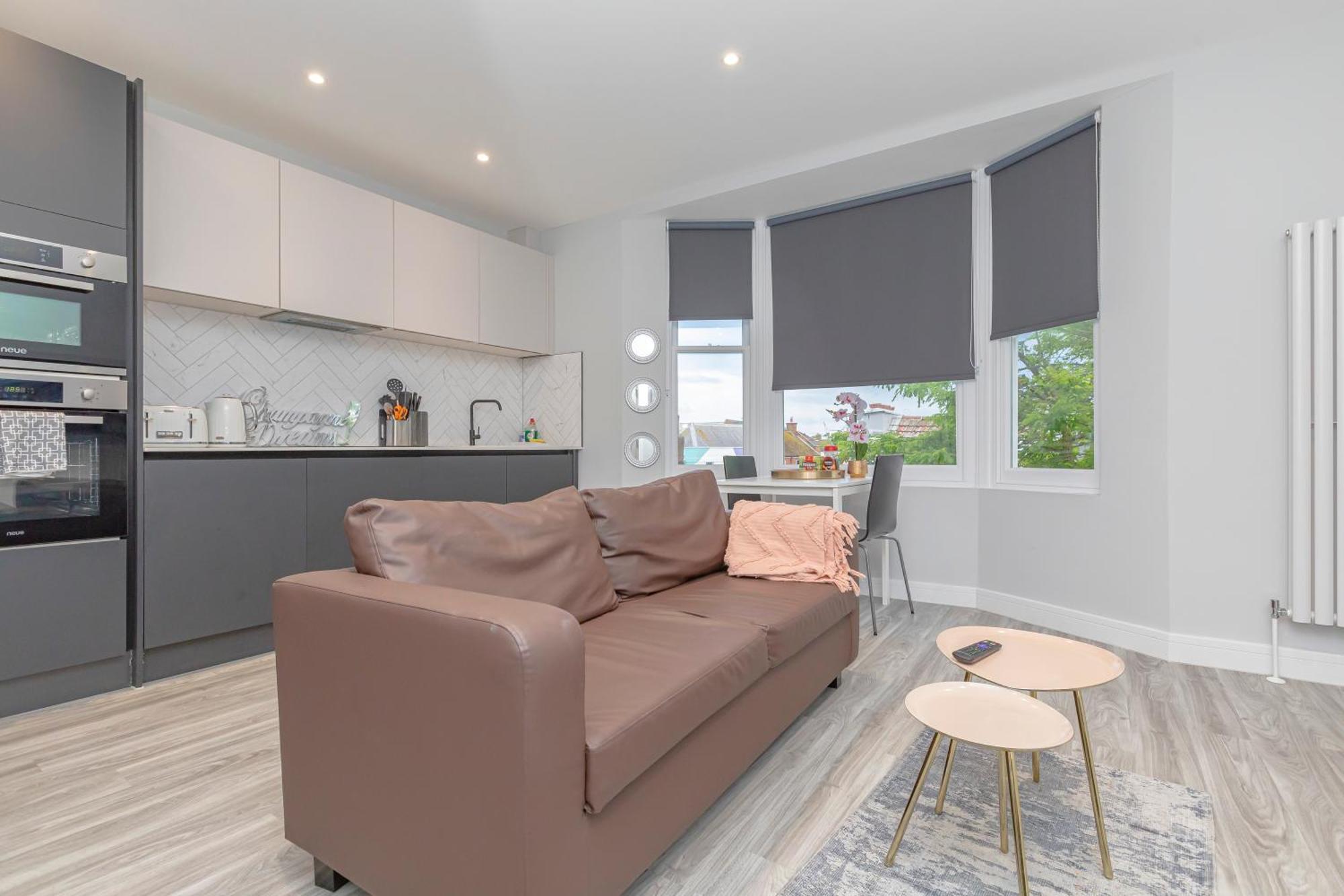 Flash Sales Offer - Any Week Day No Minimum Night Restrictions Centre Seafront 1 Bedroom Flat Bn133duk02