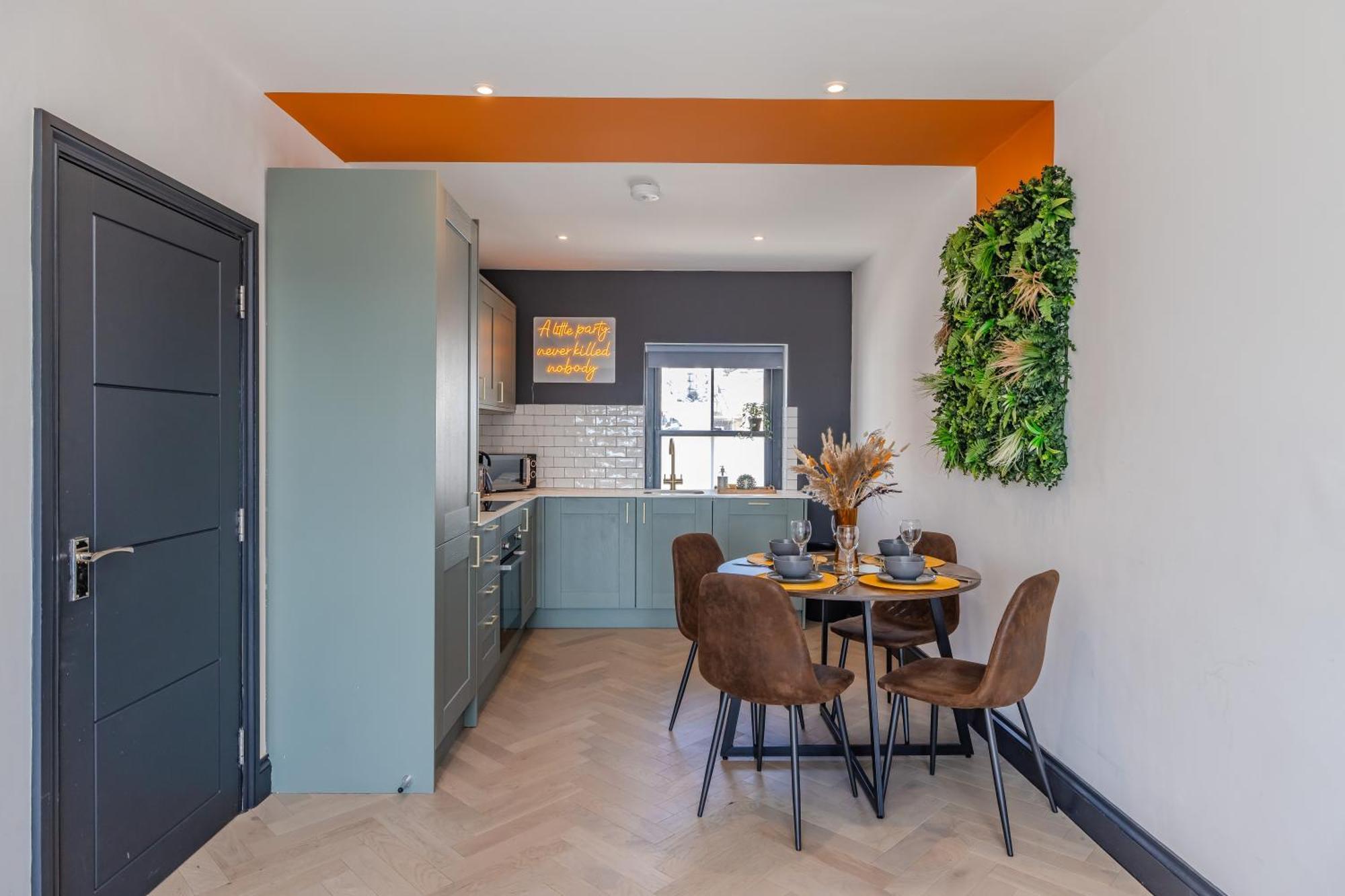 3 Bedroom I 2 Bathroom I Next To & Shopping Center Apartment Brighton