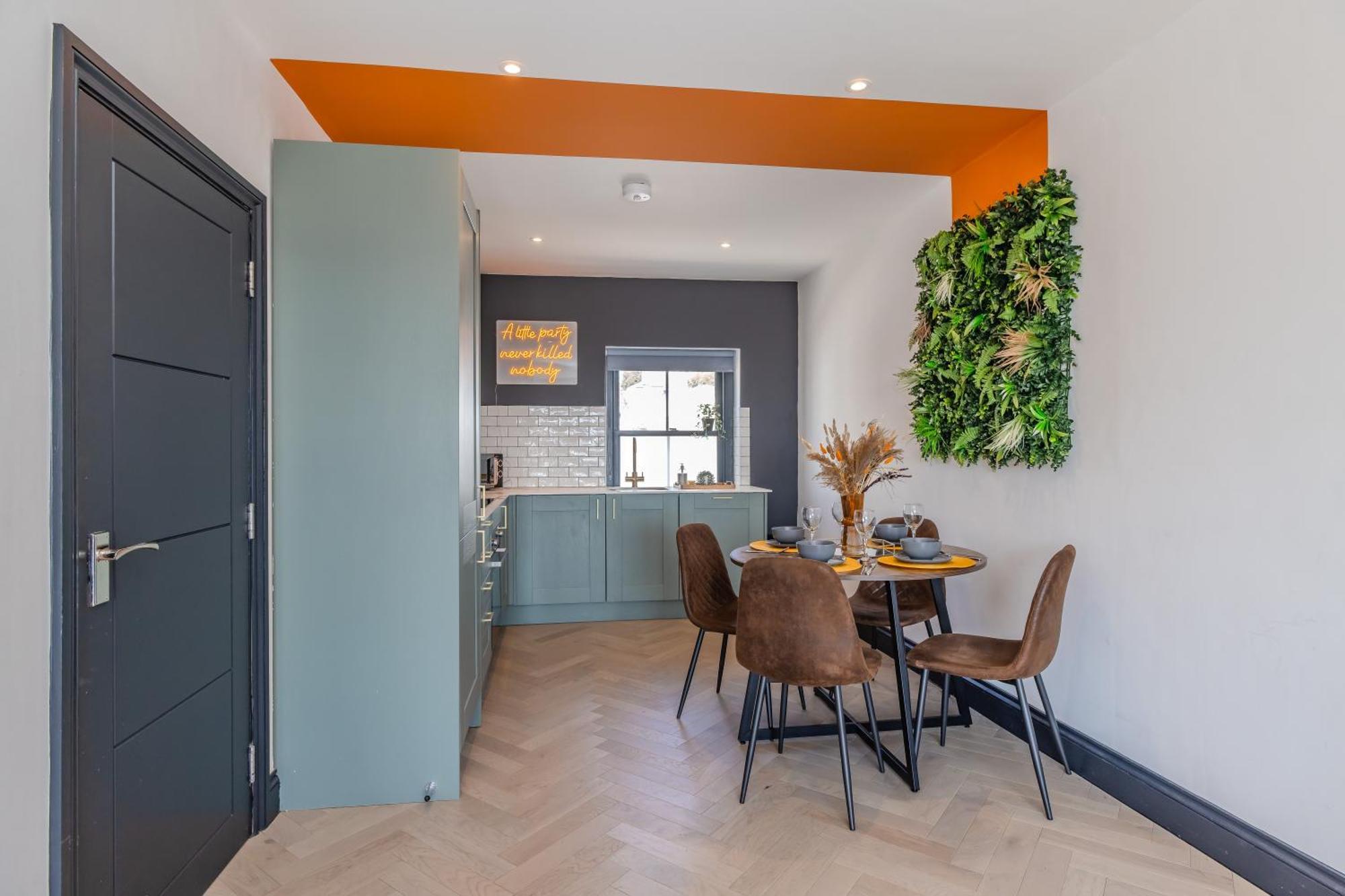 3 Bedroom I 2 Bathroom I Next To & Shopping Center * Brighton
