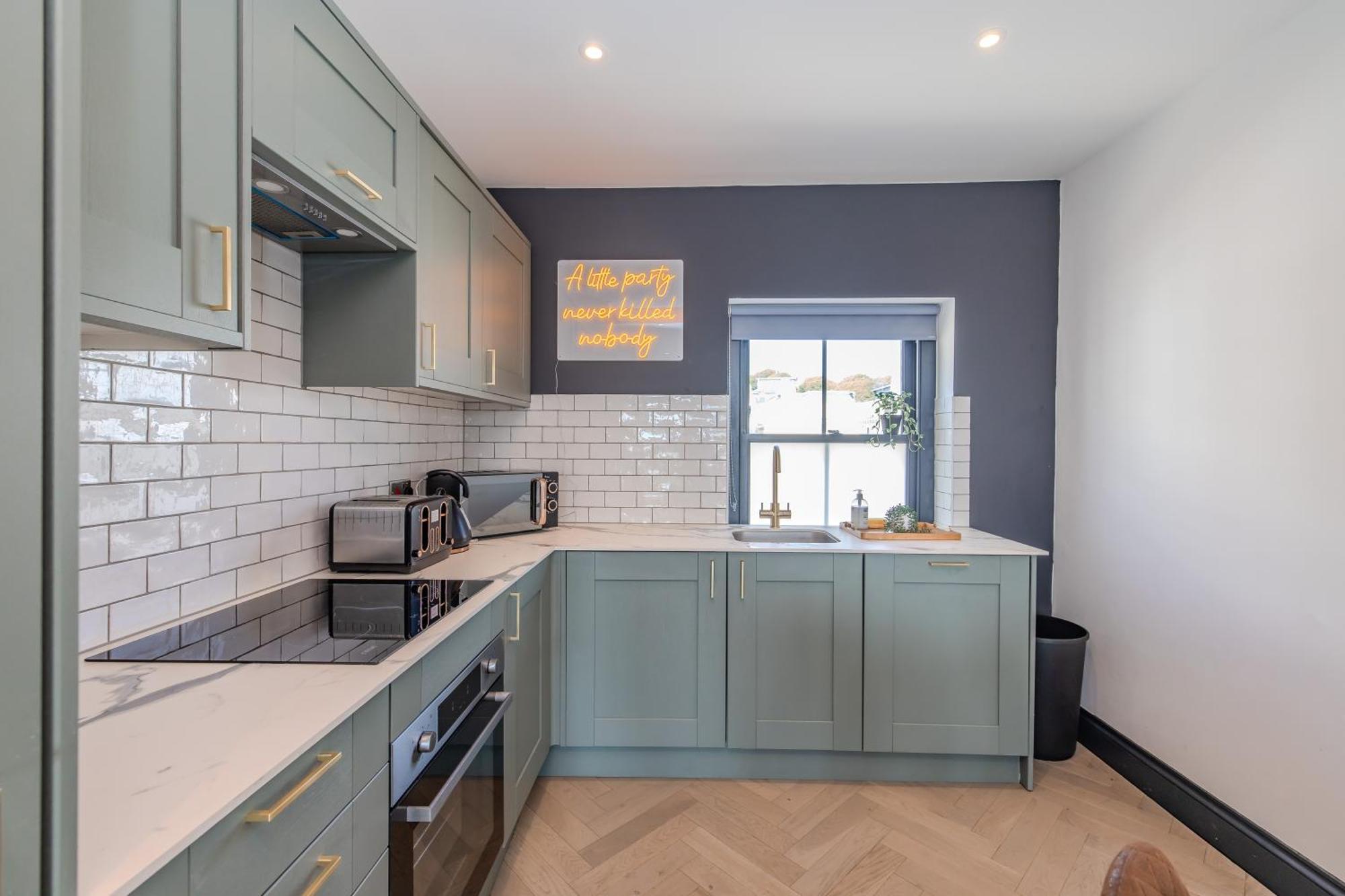 3 Bedroom I 2 Bathroom I Next To & Shopping Center * Brighton