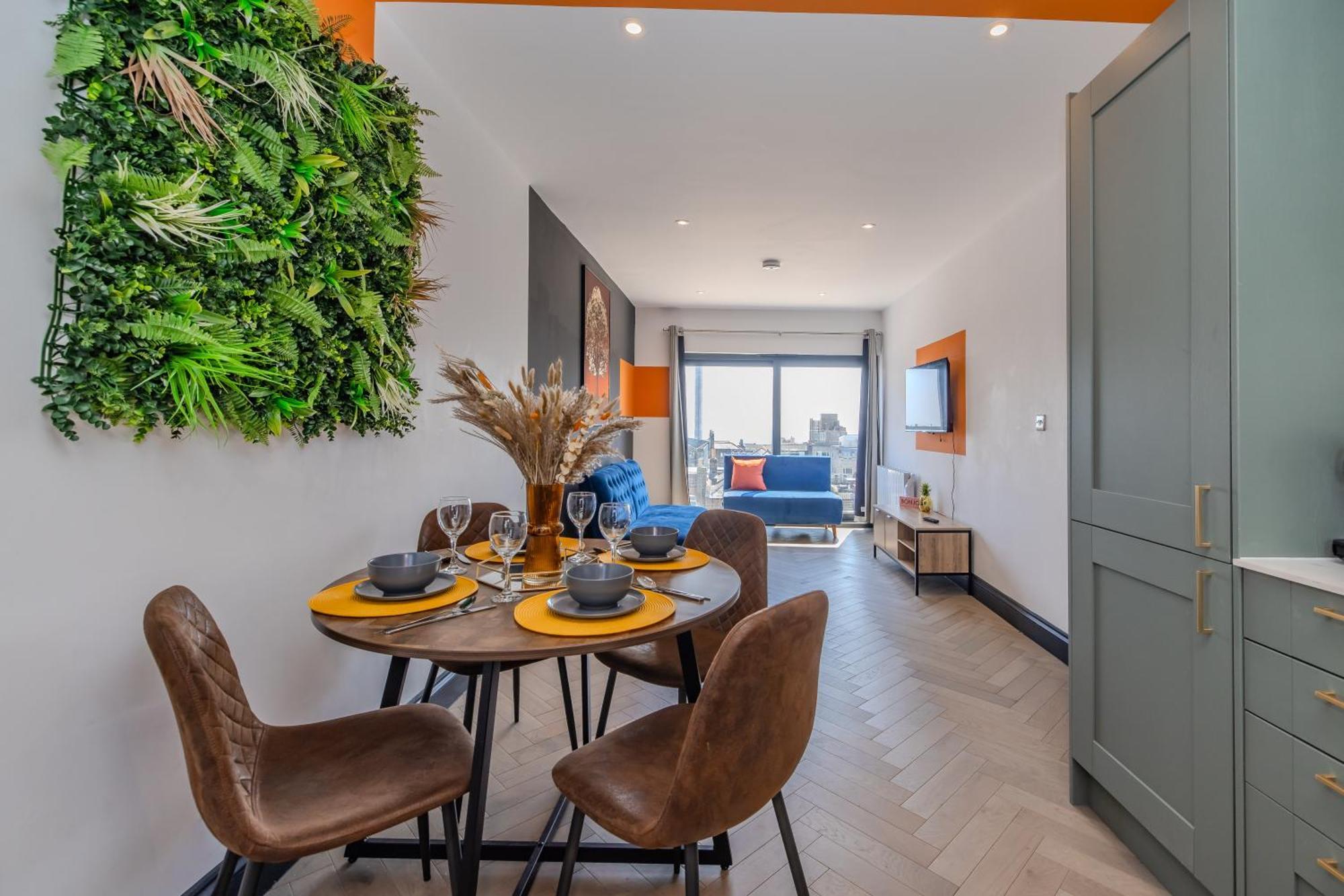 3 Bedroom I 2 Bathroom I Next To & Shopping Center Apartment *