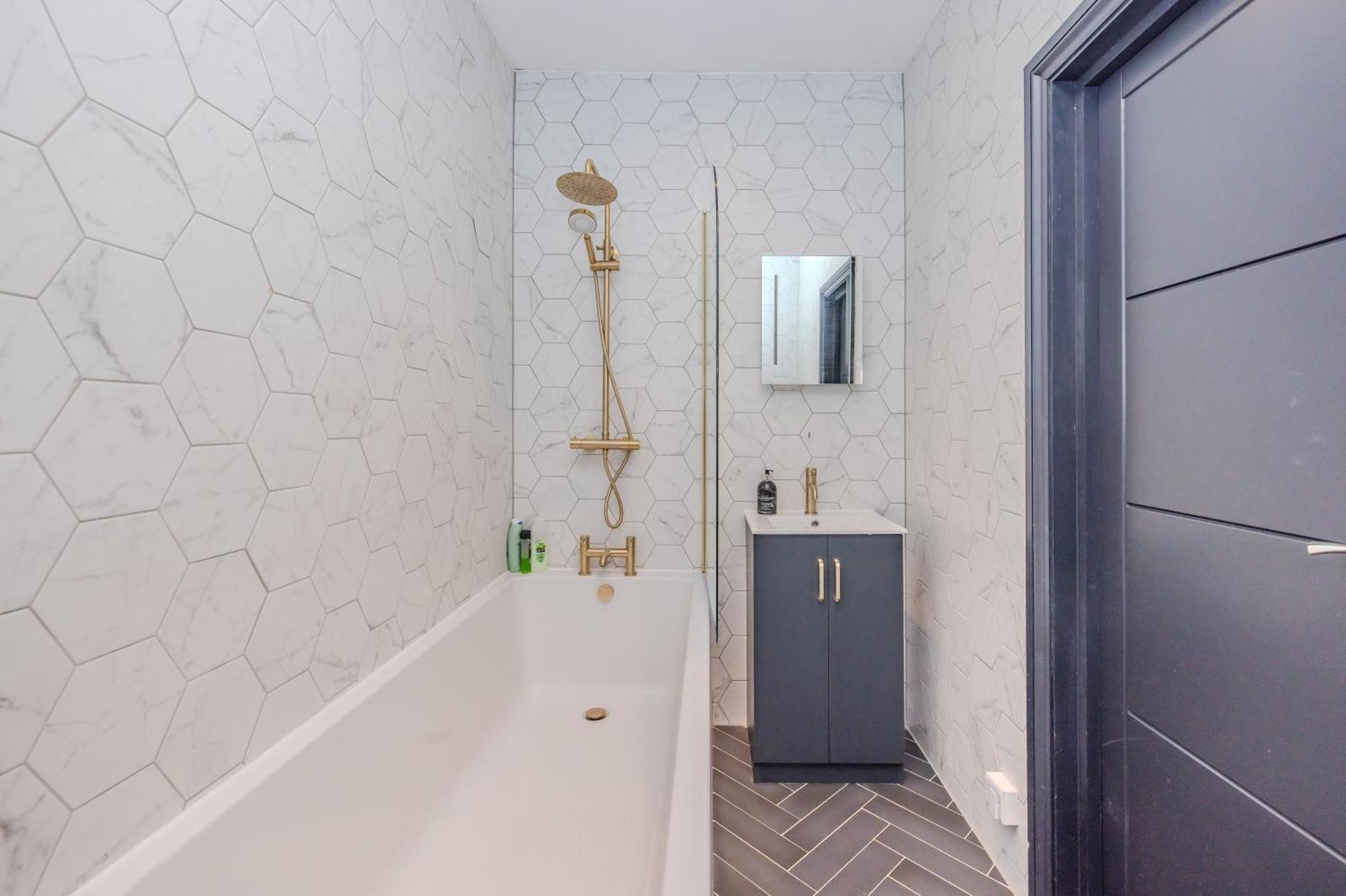 3 Bedroom I 2 Bathroom I Next To & Shopping Center Brighton