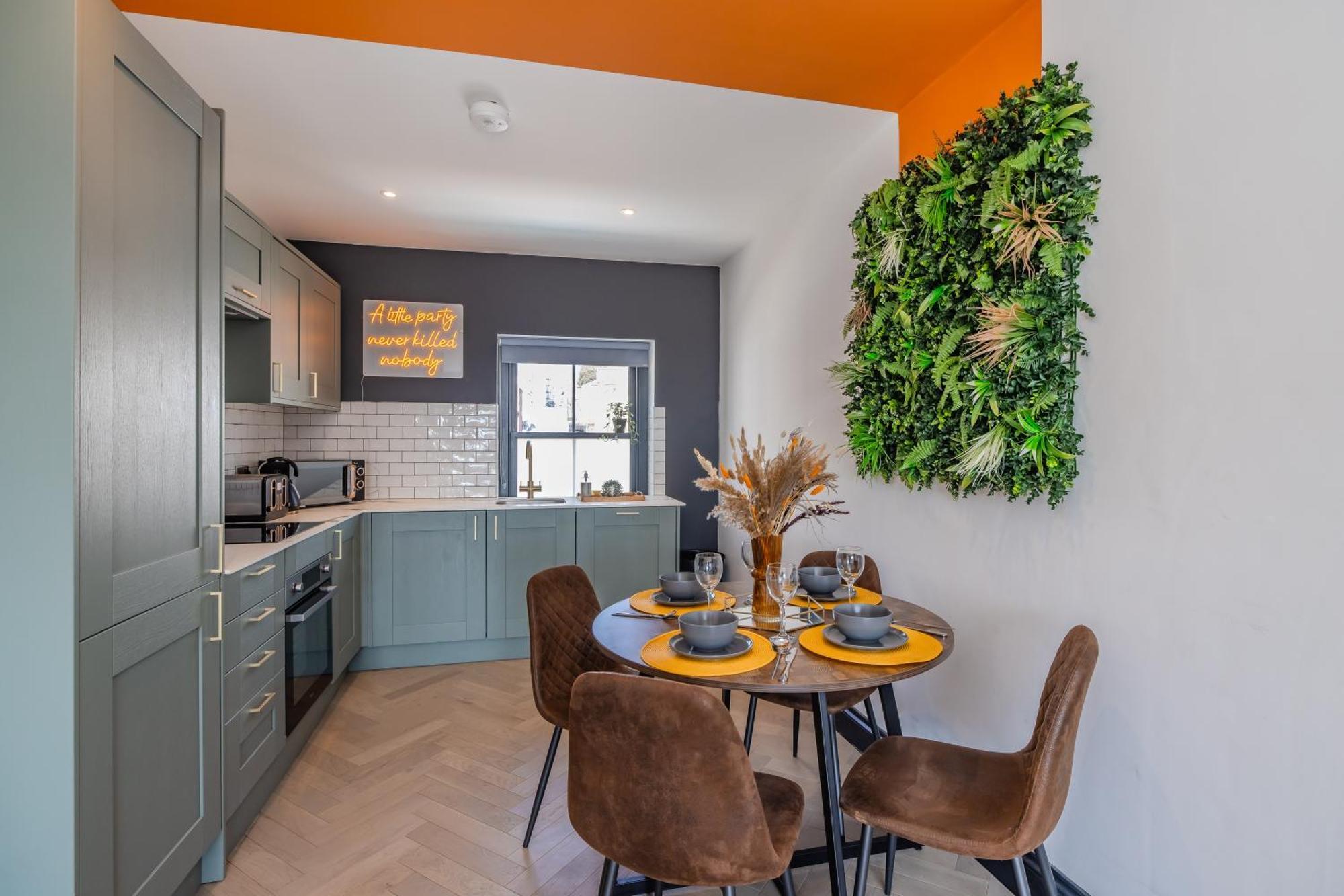 3 Bedroom I 2 Bathroom I Next To & Shopping Center * Brighton