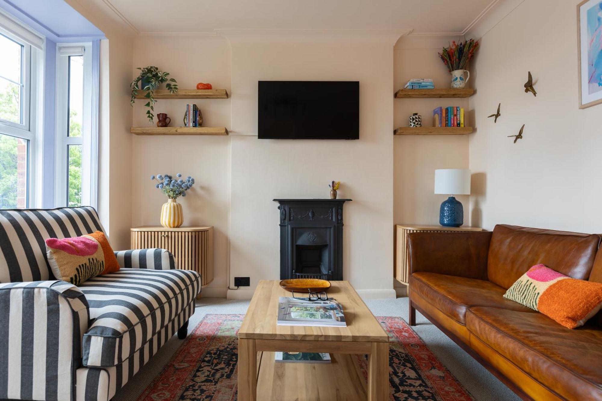 The Lorelei 2br Mid-century Modern Stylish Apartment