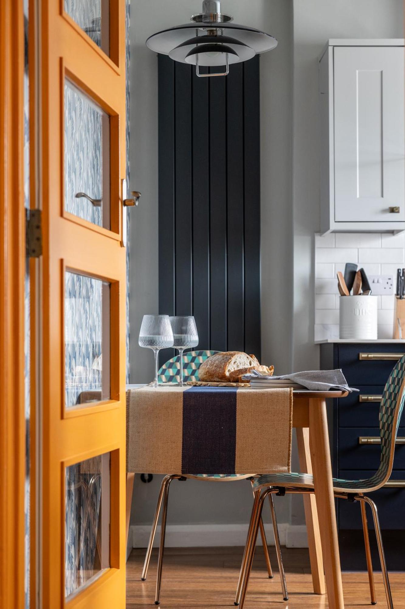 Apartment The Lorelei 2br Mid-century Modern Stylish