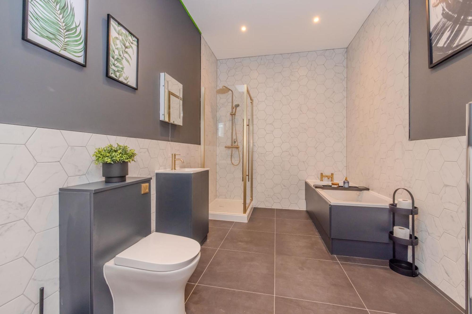 Super 2 Bedroom Aarptment Next To & Shopping Center Sleep 6 *