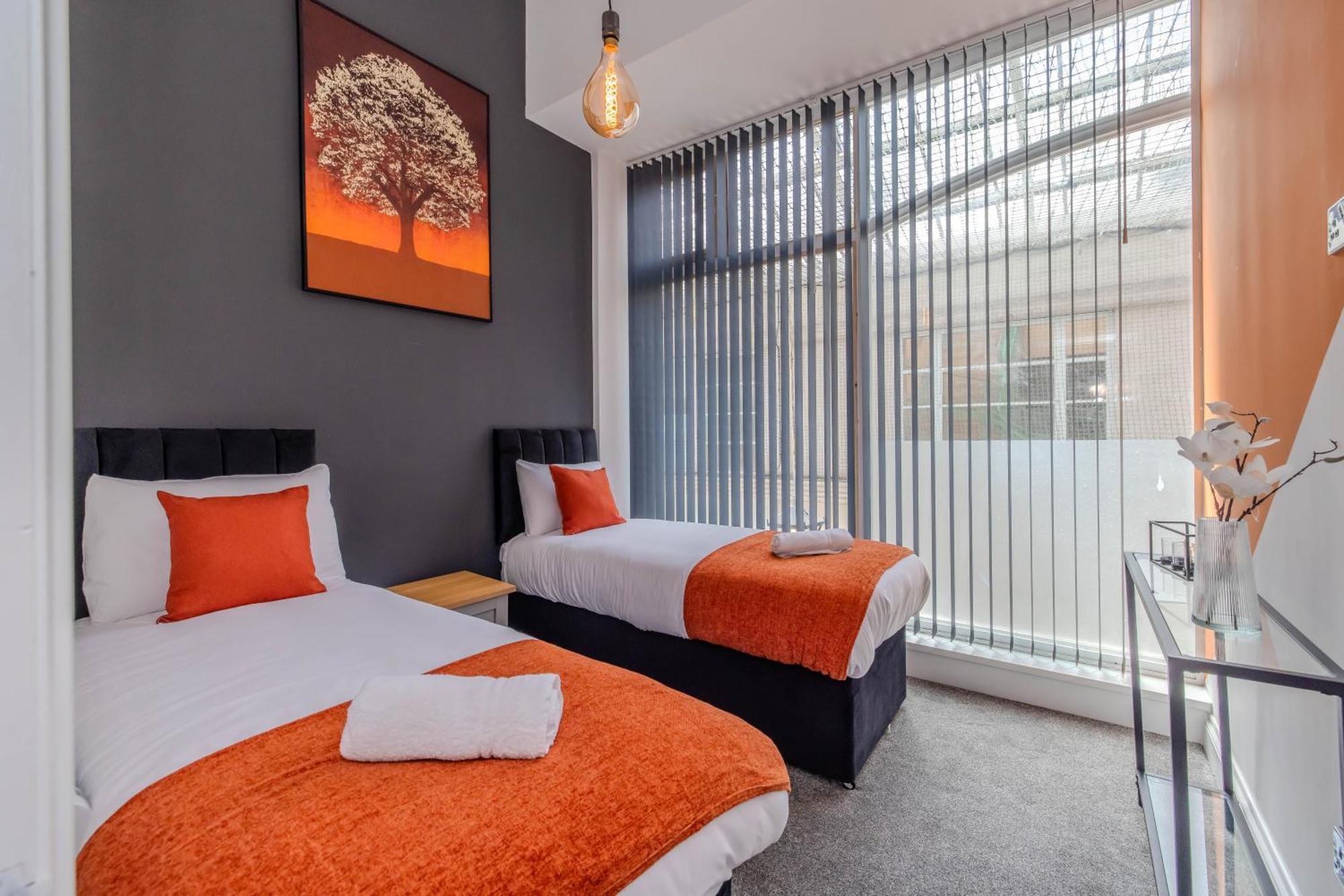 Super 2 Bedroom Aarptment Next To & Shopping Center Sleep 6 *