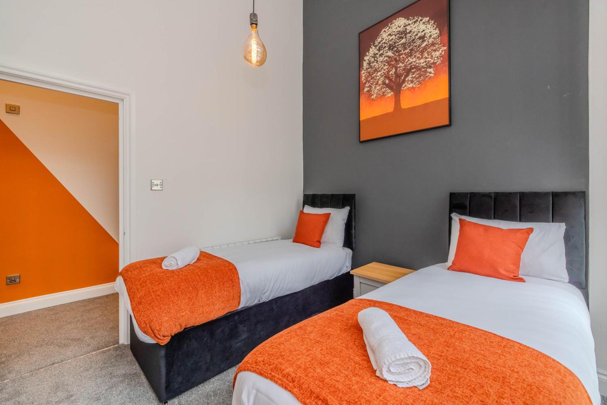 Super 2 Bedroom Aarptment Next To & Shopping Center Sleep 6