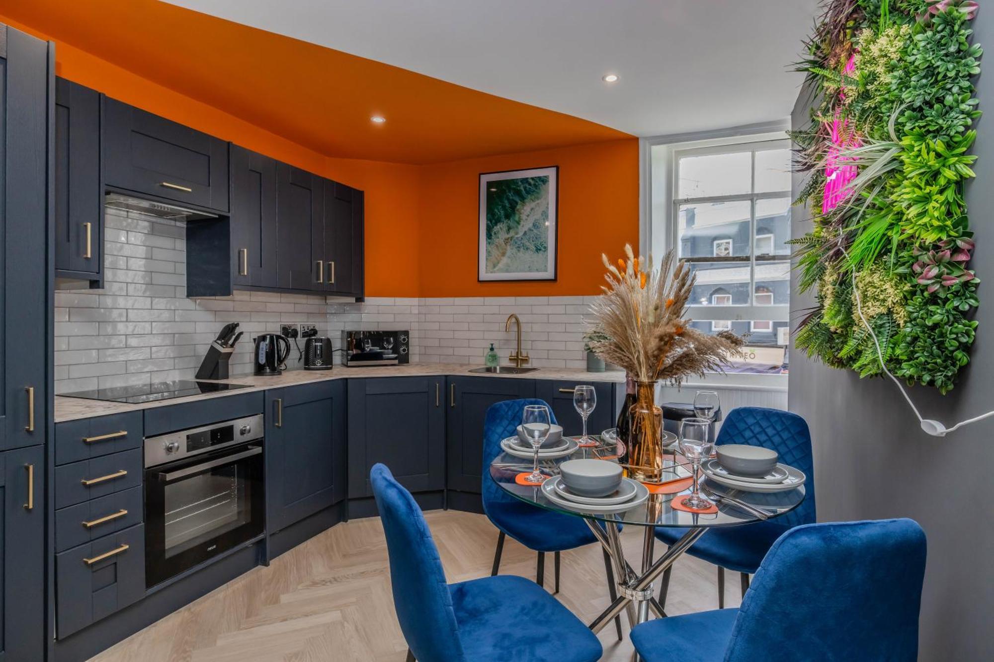 Super 2 Bedroom Aarptment Next To & Shopping Center Sleep 6 Apartment