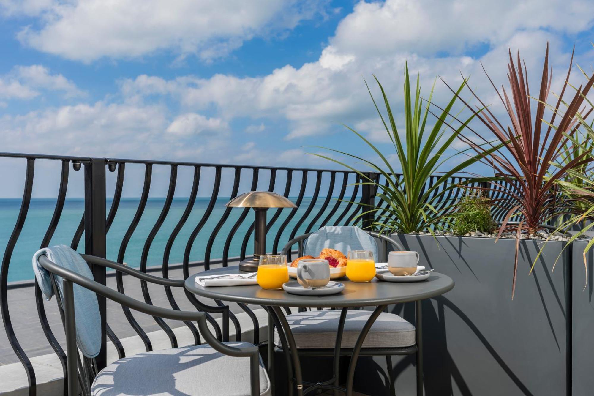 The White Horses By Everly Collection Hotel