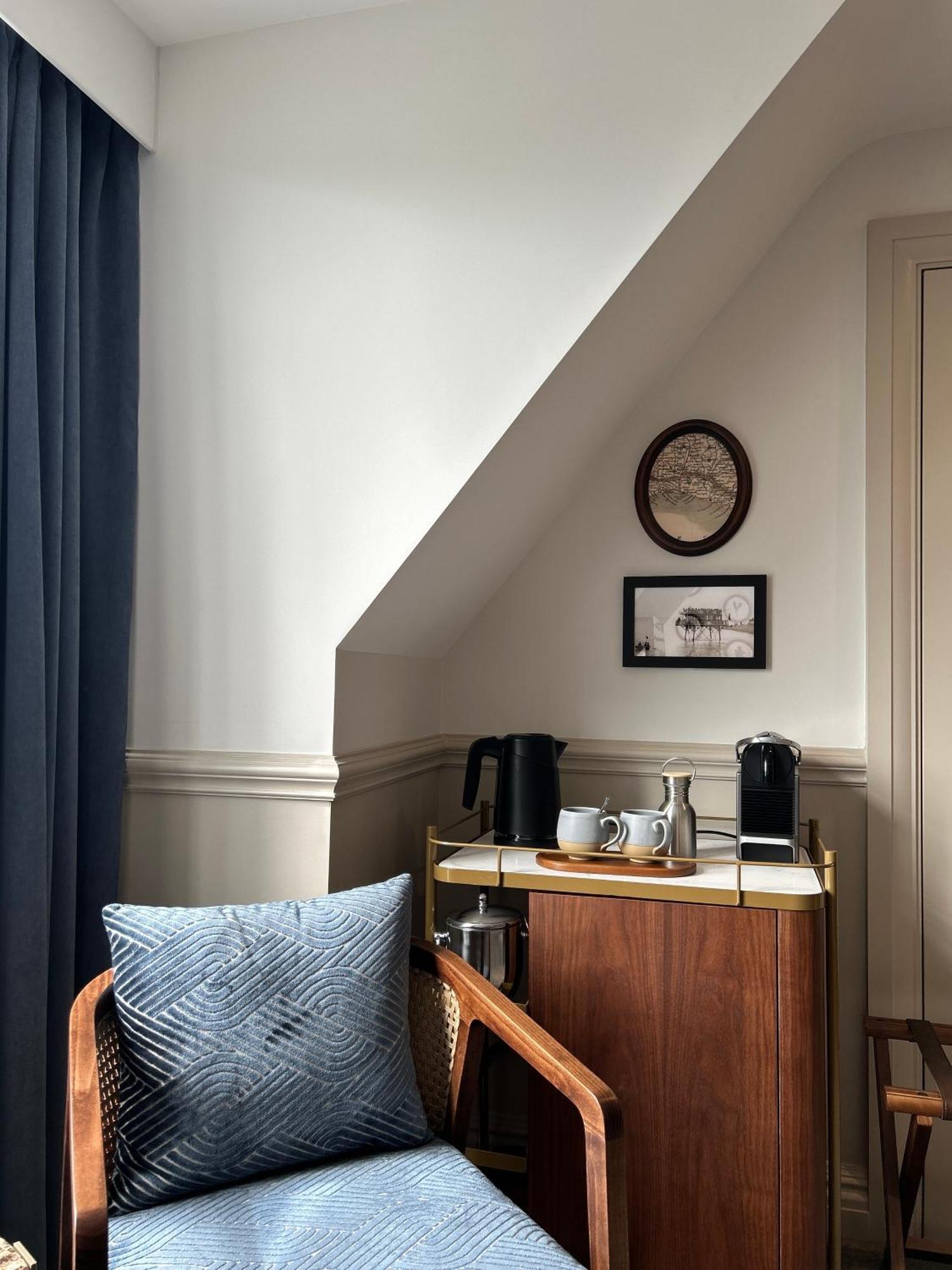 The White Horses By Everly Collection Brighton