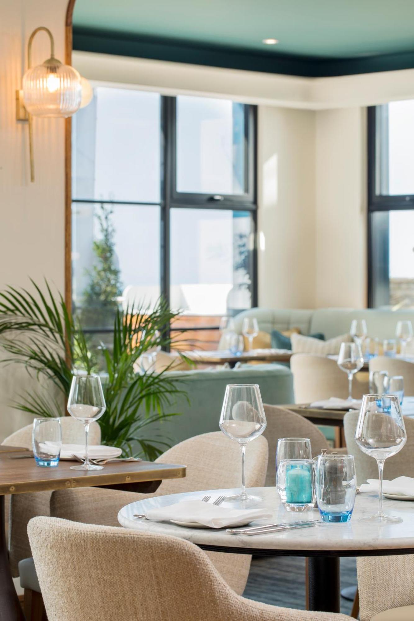 The White Horses By Everly Collection Hotel