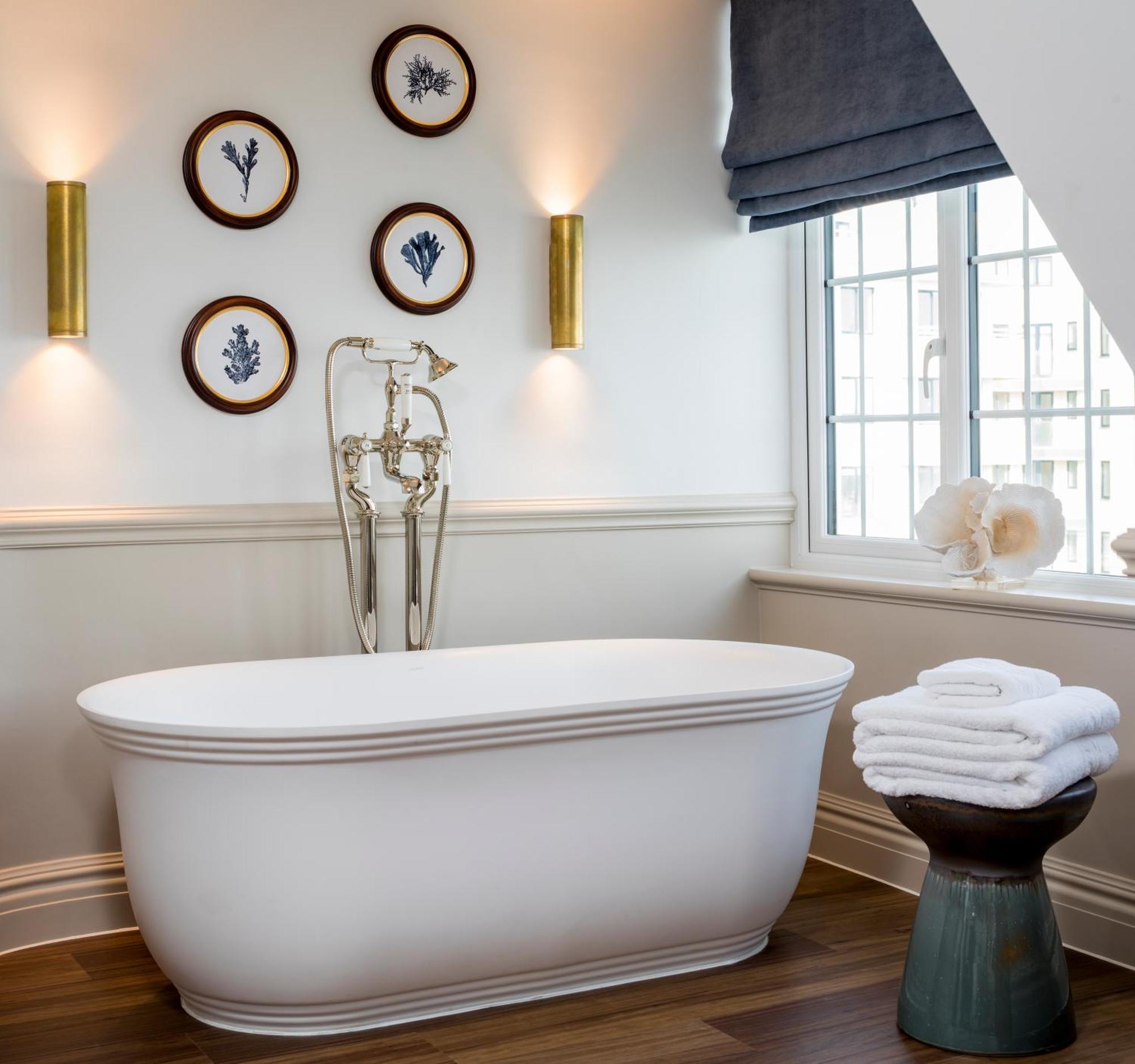 Hotel The White Horses By Everly Collection
