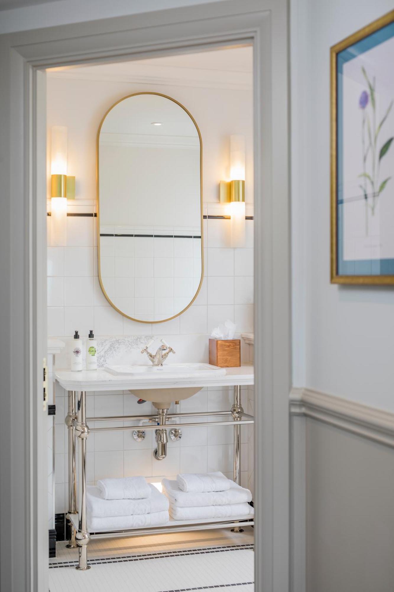 The White Horses By Everly Collection 4* Brighton