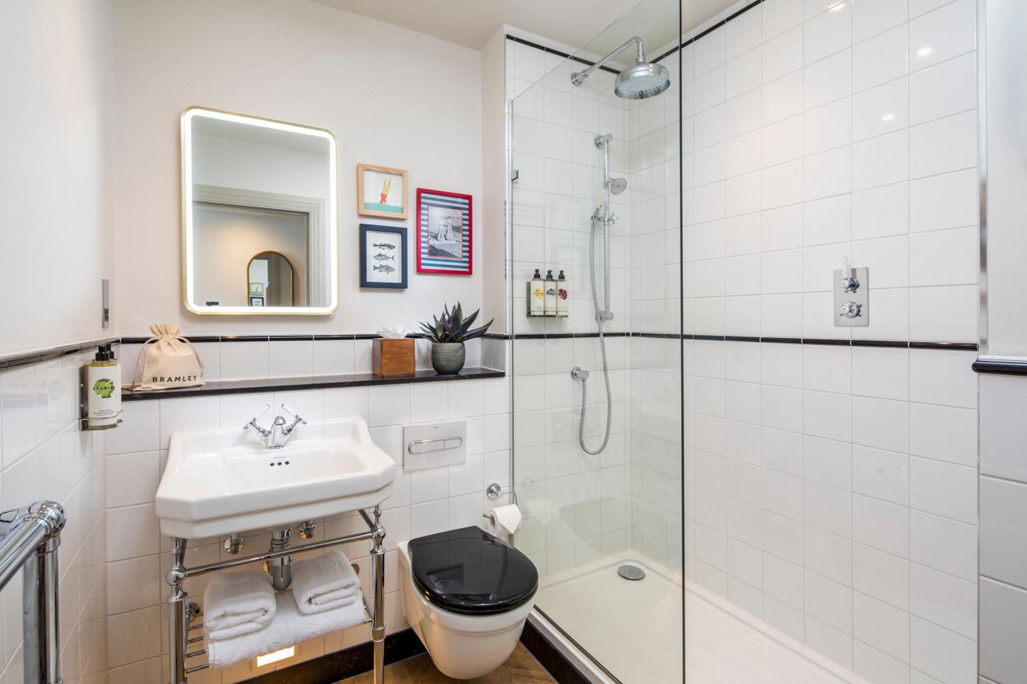 Hotel The White Horses By Everly Collection
