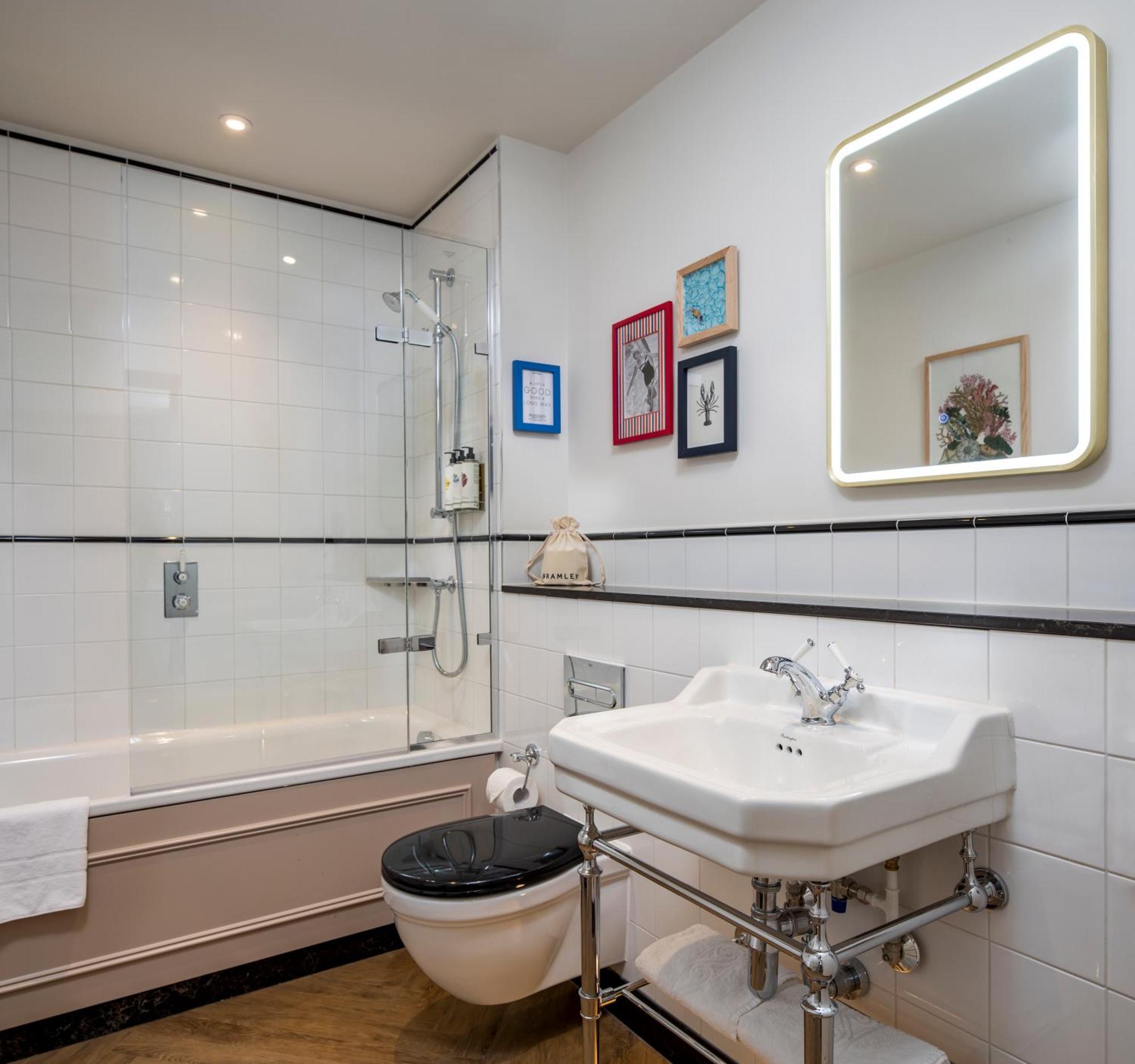 Hotel The White Horses By Everly Collection
