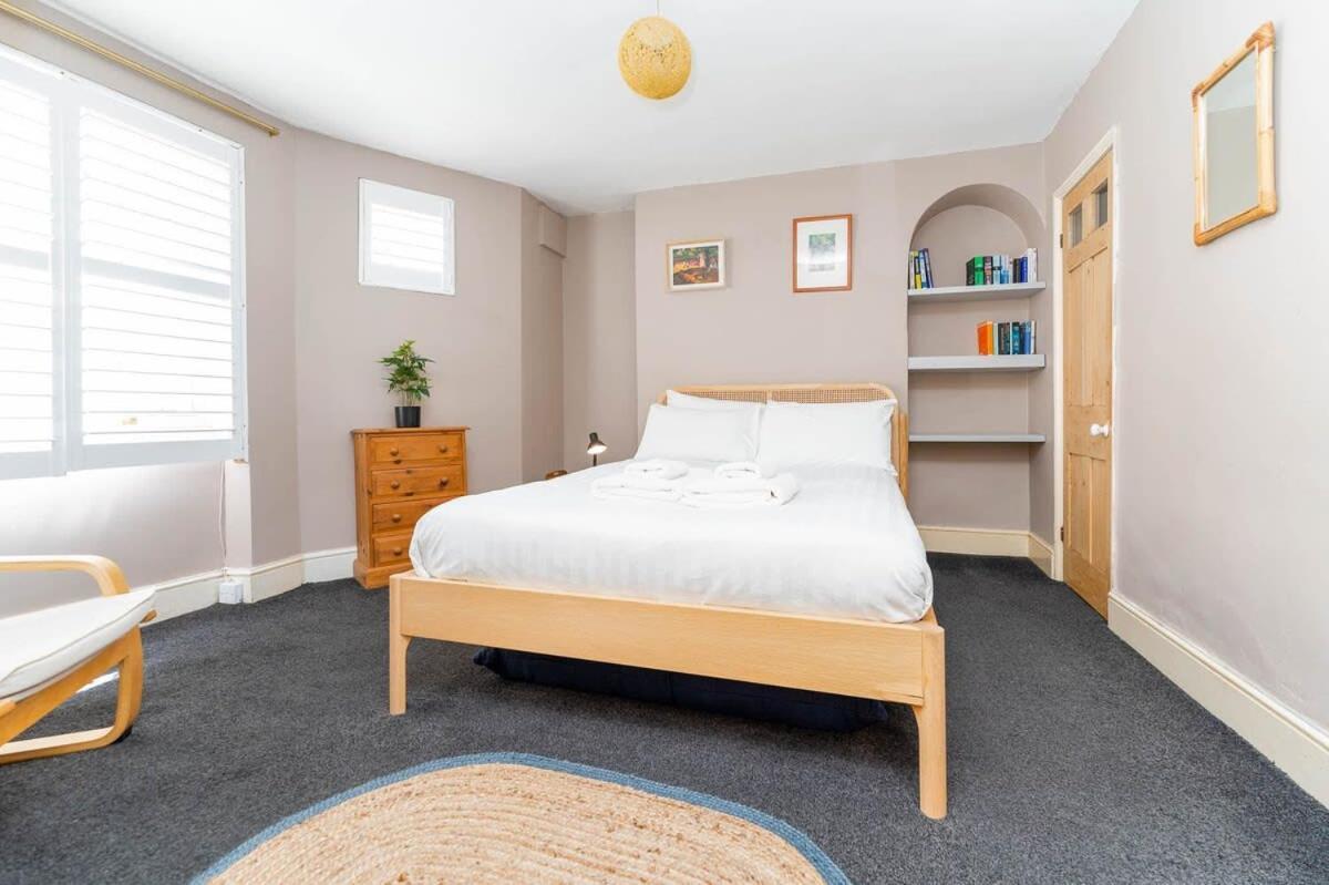 Apartment Host & - Waterloo