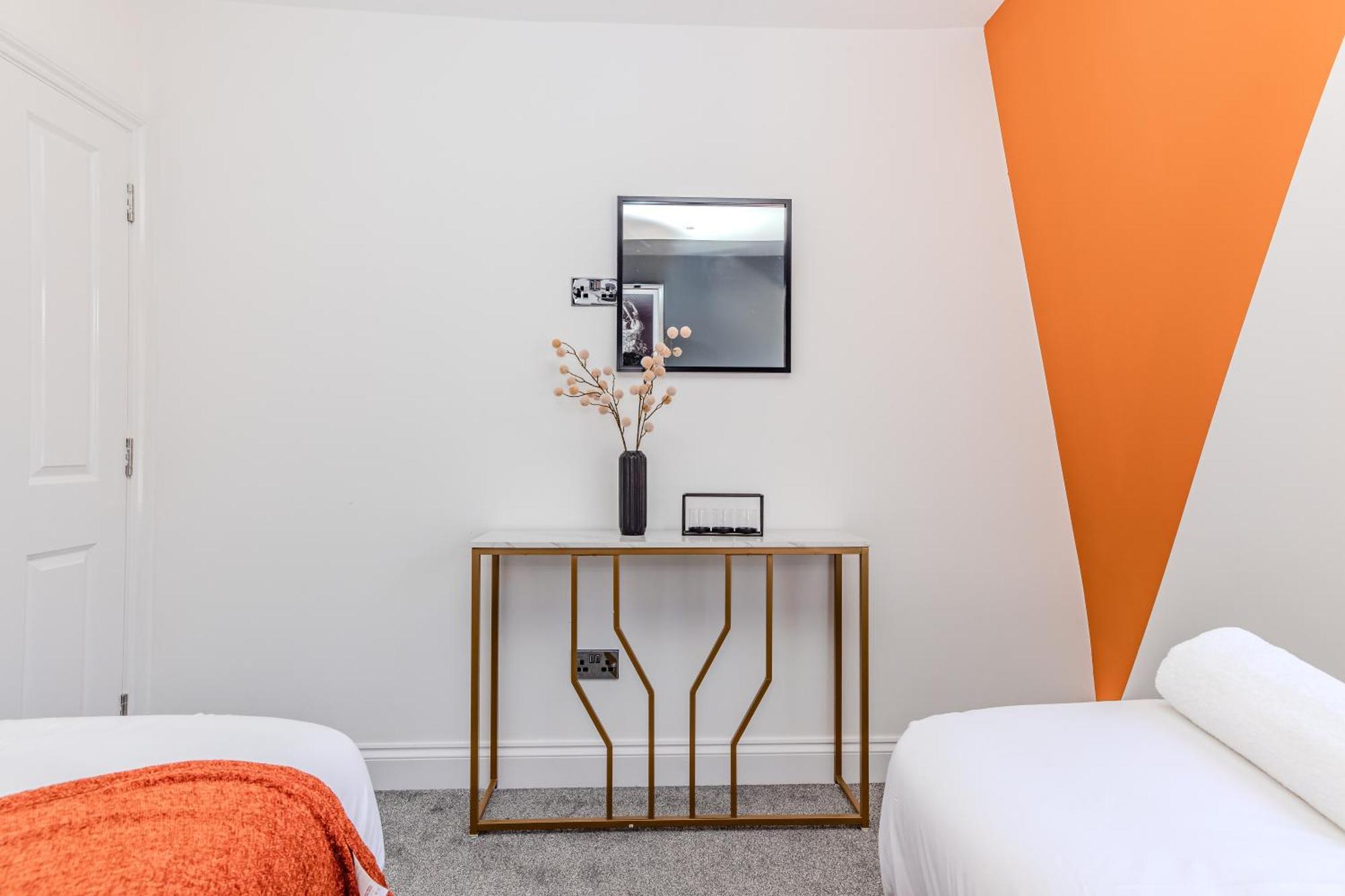Super 2 Bedroom Flat Next To Shopping Center &