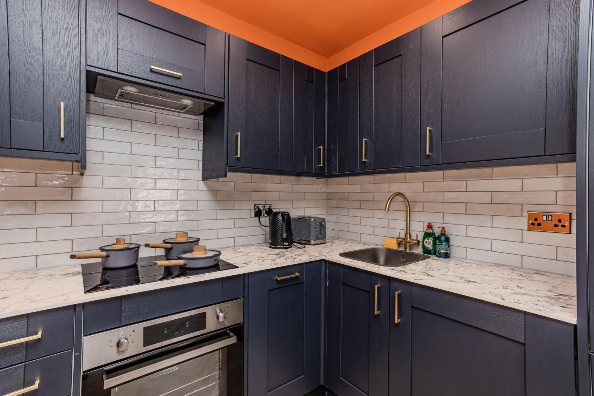 Super 2 Bedroom Flat Next To Shopping Center &