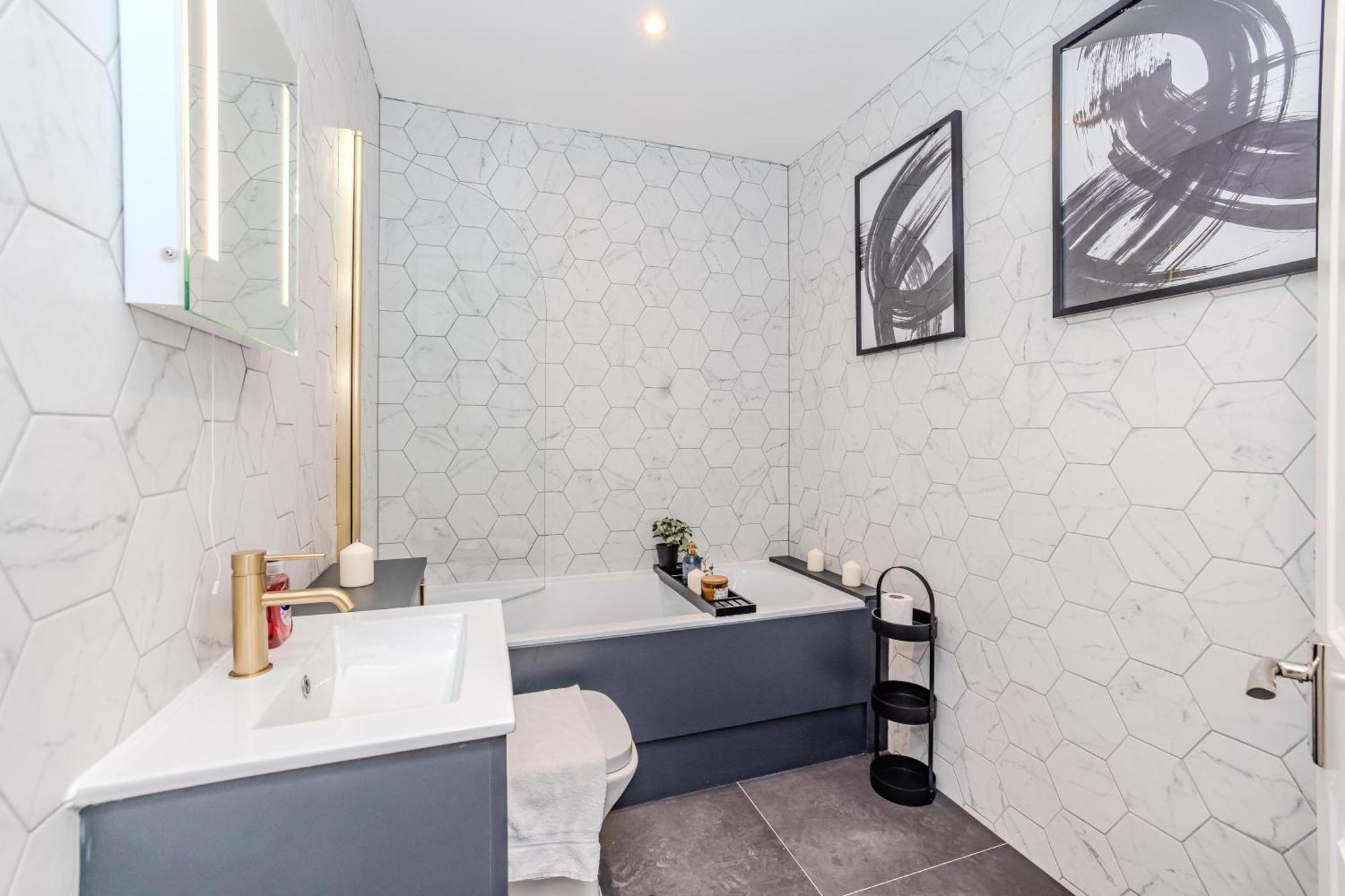 Super 2 Bedroom Flat Next To Shopping Center & Apartment *