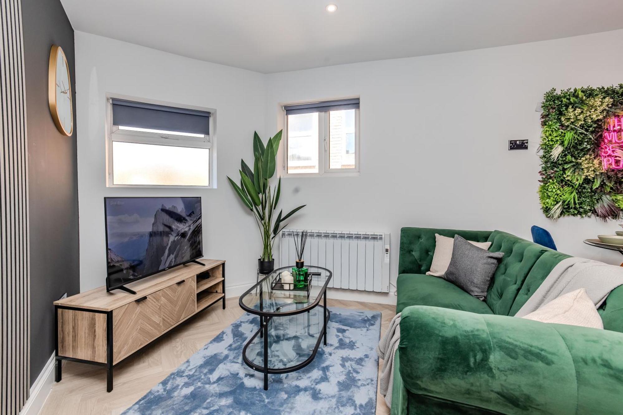 Apartment Super 2 Bedroom Flat Next To Shopping Center & *