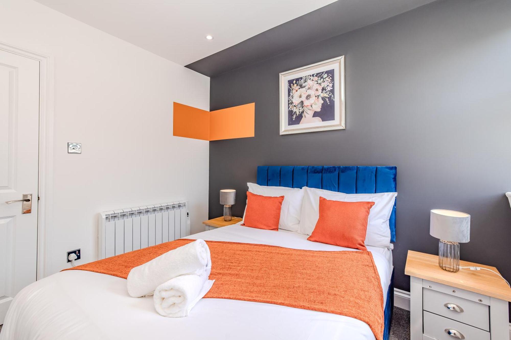 Super 2 Bedroom Flat Next To Shopping Center & Apartment *