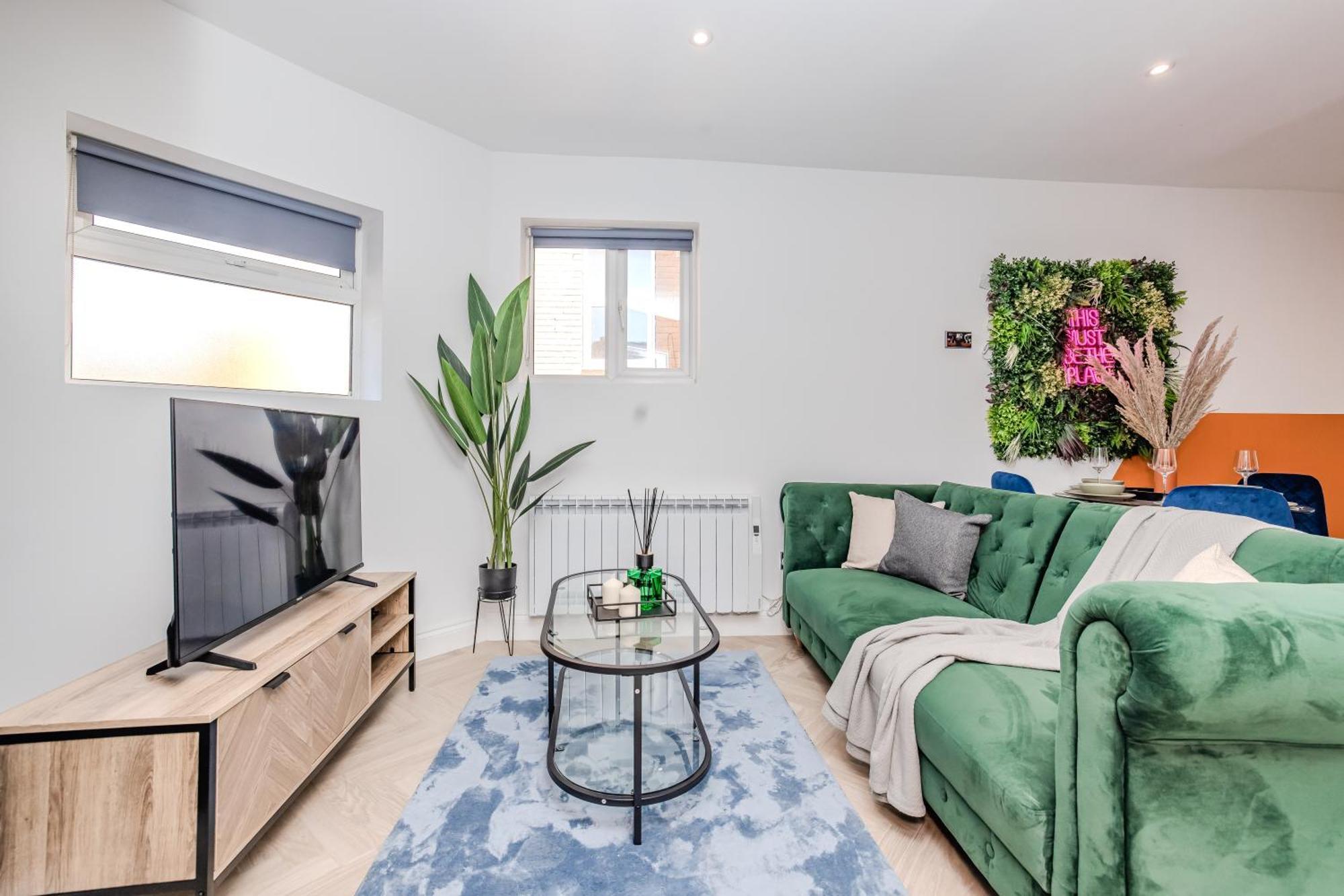 Super 2 Bedroom Flat Next To Shopping Center & Apartment