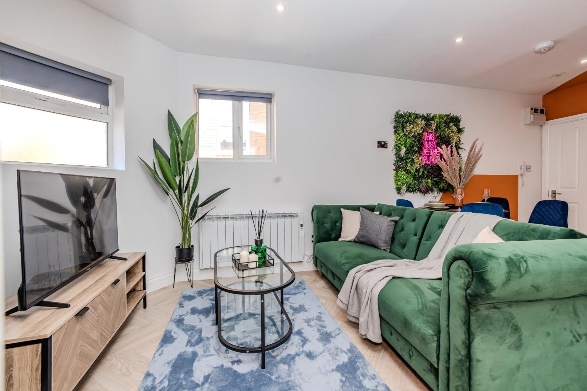 Super 2 Bedroom Flat Next To Shopping Center & Apartment